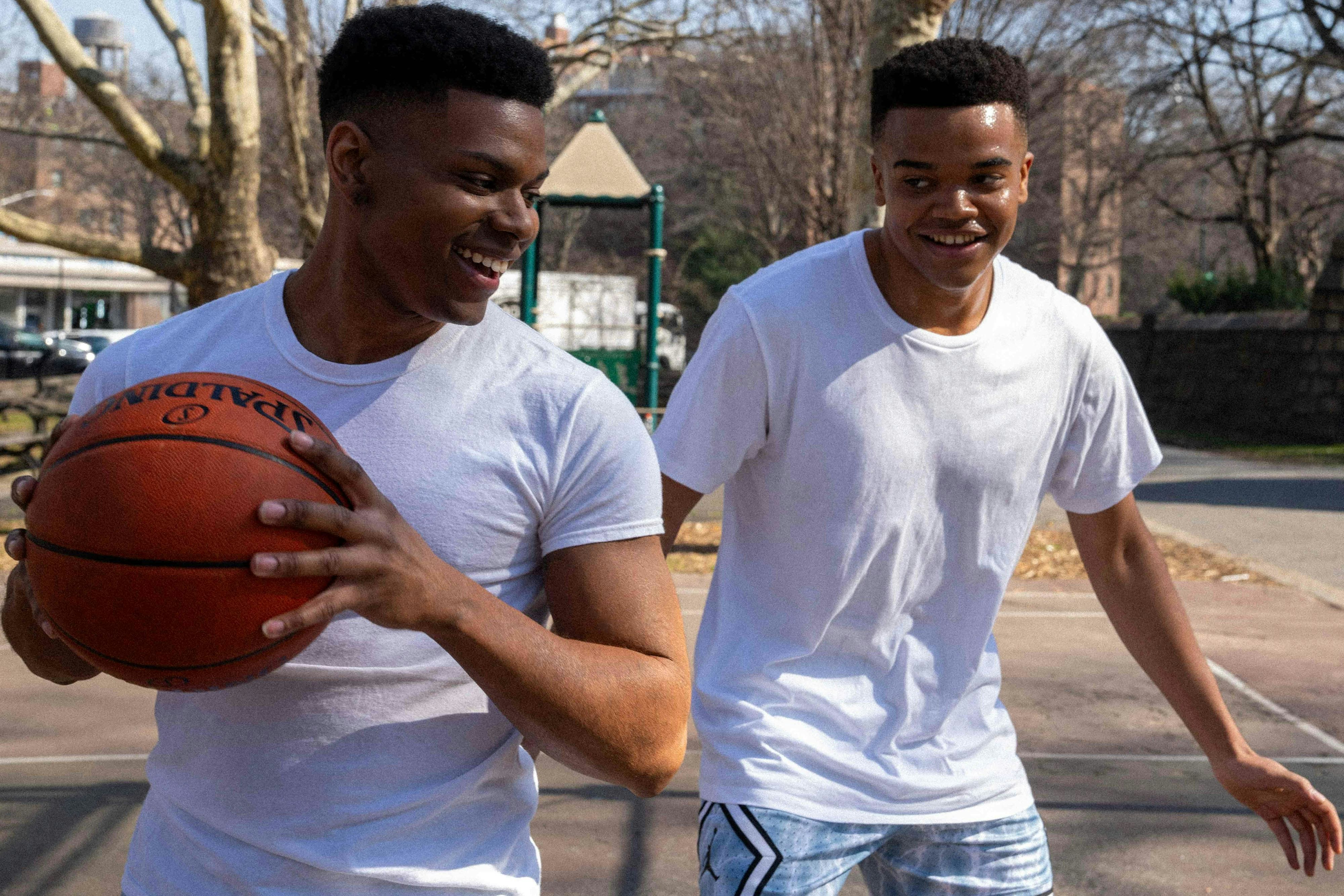 Trey King (Aubrey Joseph, l.) und Kyle Christopher (Elijah Wright), der Sohn des Chauffeurs, sind Freunde, ihre Väter ebenfalls