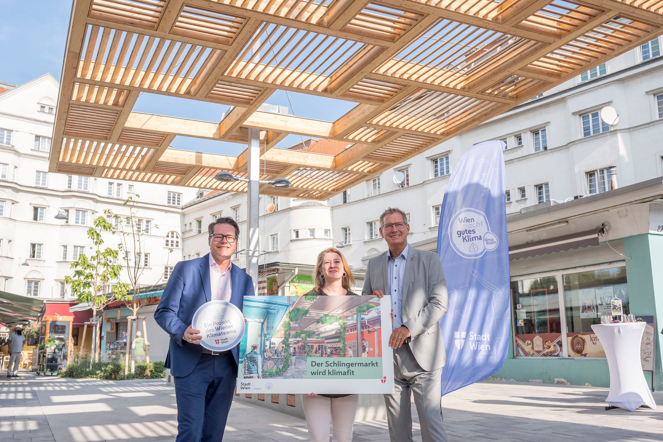 Klimastadtrat Jürgen Czernohorszky, Vizebürgermeistern Bettina Emmerling und Bezirksvorsteher Georg Papai präsentieren den neuen Schlingermarkt.