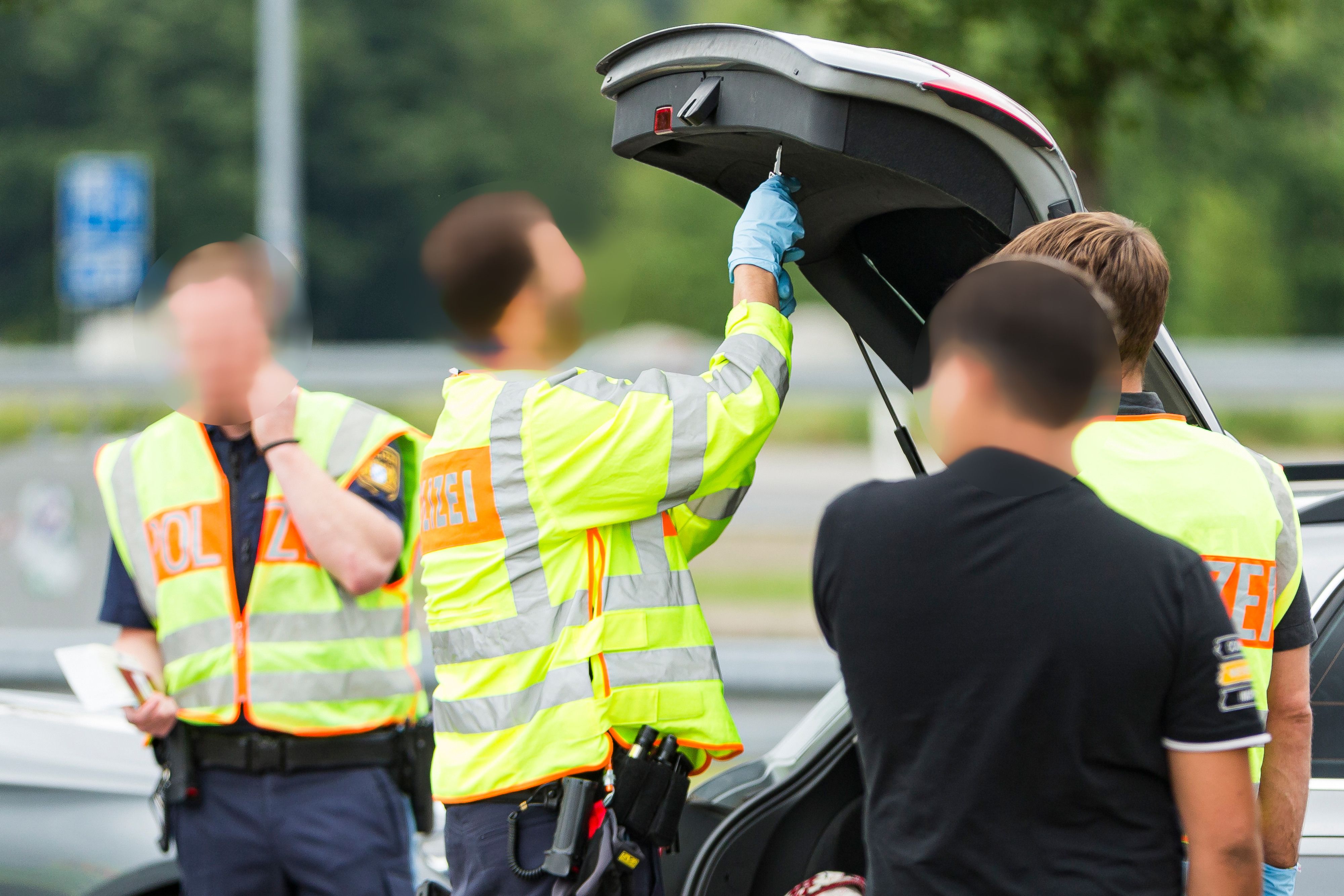 Die Polizei stoppte den Vater nach dem Notruf aus der Tankstelle (Sujetfoto).