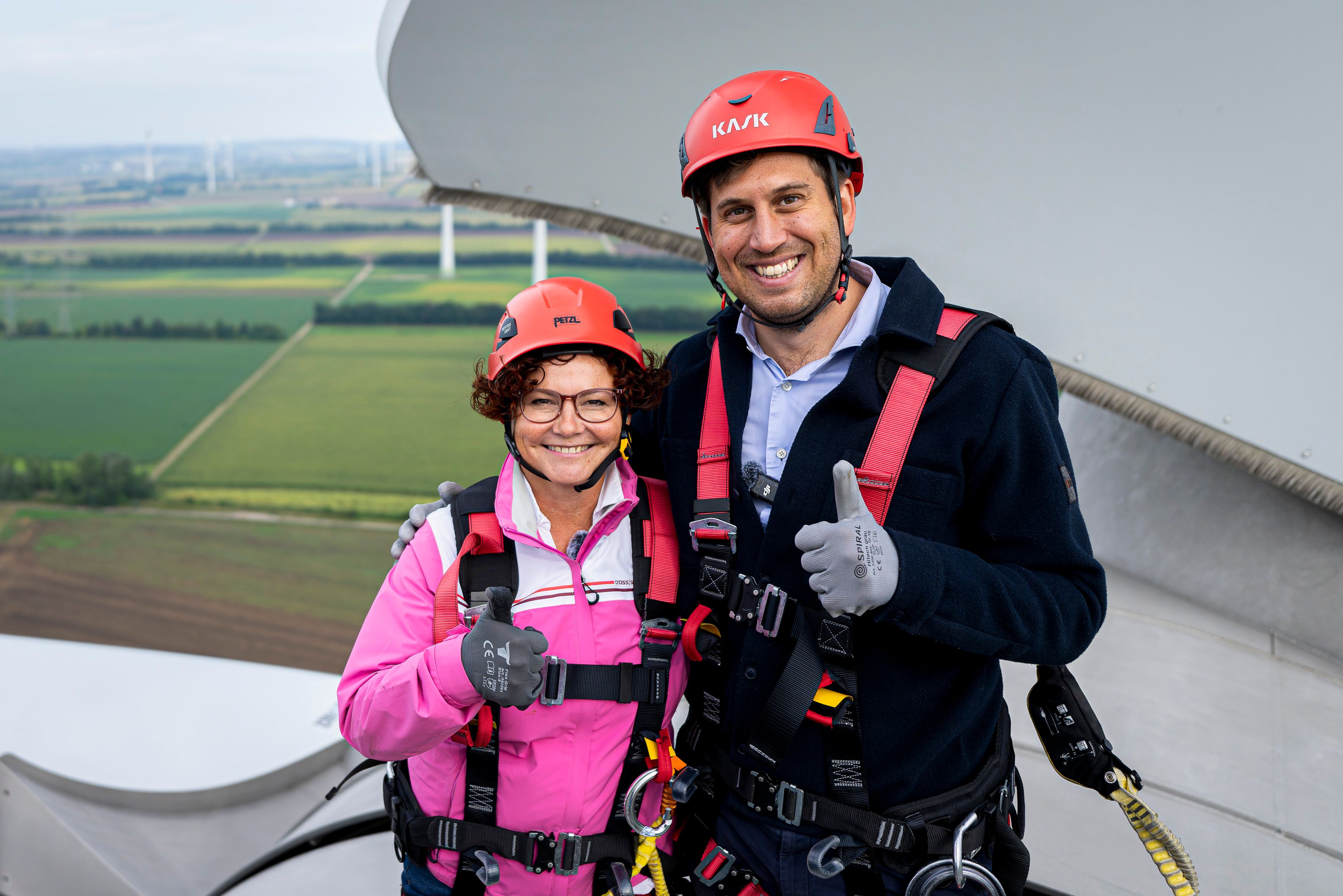 Hoch hinaus: Im Zuge der ID Austria Servicetour erkletterten die Staatssekretäre Elisabetz Zehetner und Alexander Pröll ein 135 Meter hohes Windrad.