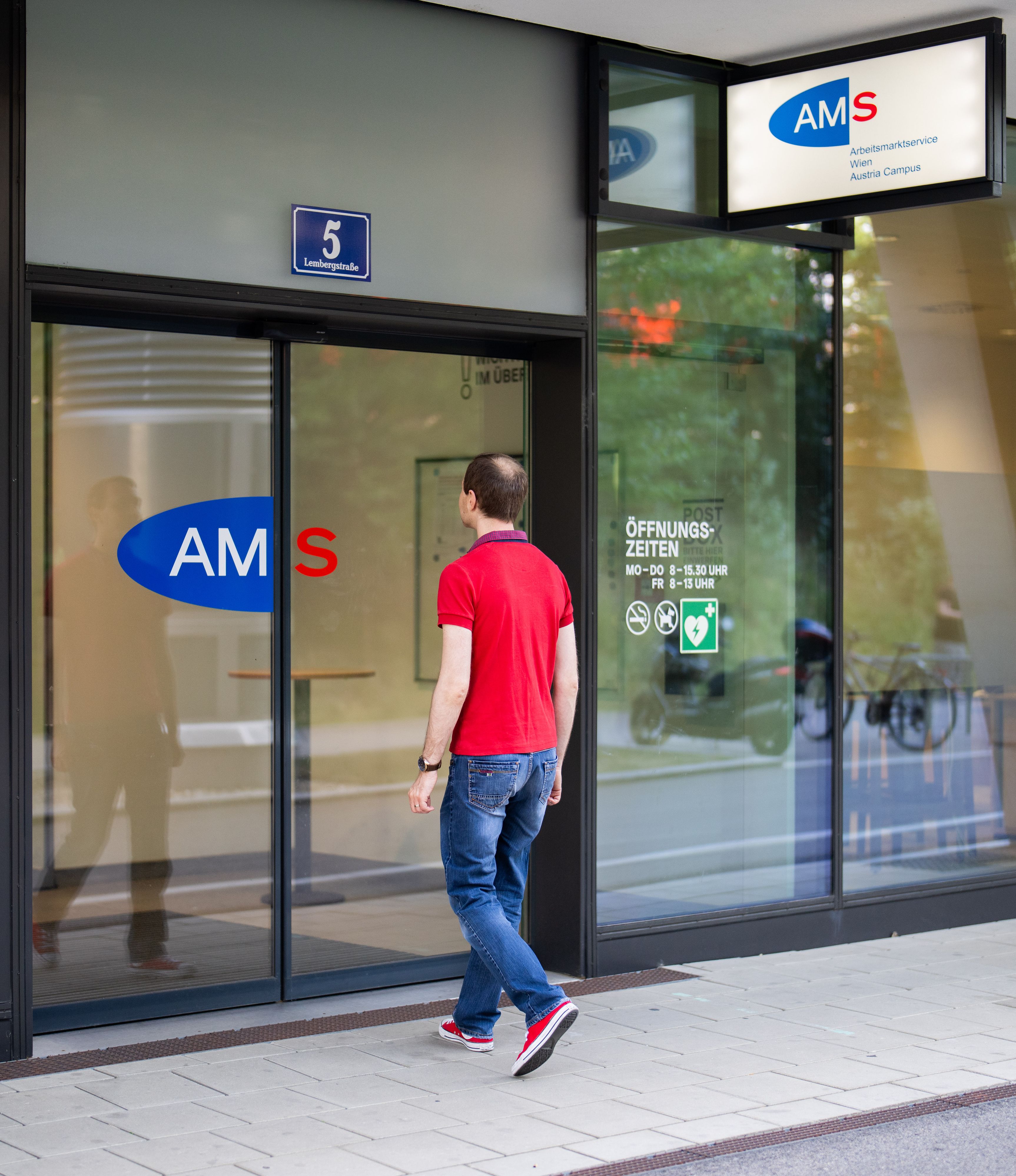Eingang zu einer Arbeitsmarktservice (AMS) Filiale. Symbolbild