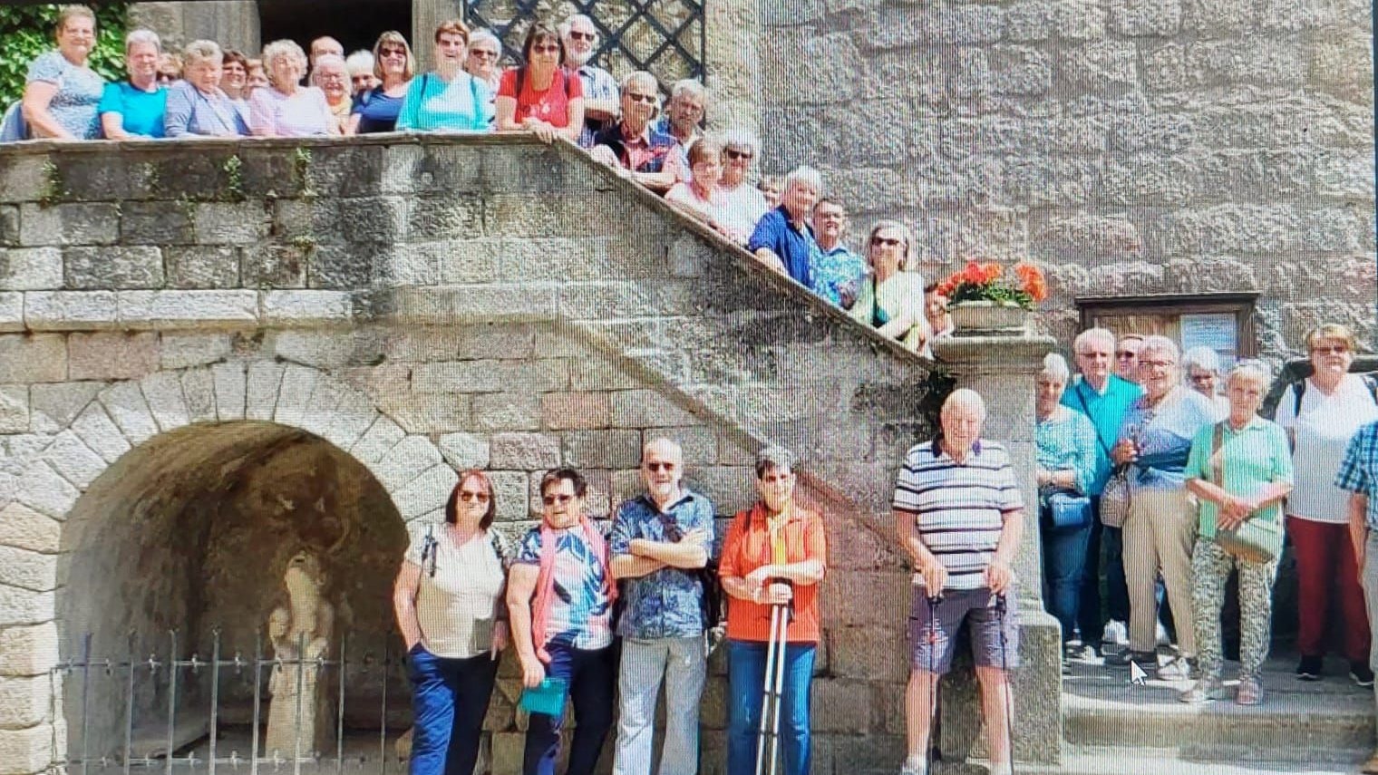 Mit dem Pensionistenverband unternimmt die Frau selten, aber doch, Ausflüge.