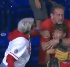 Eine Zuschauerin attackierte einen Mann und dessen Sohn, um den Spielball abzustauben.