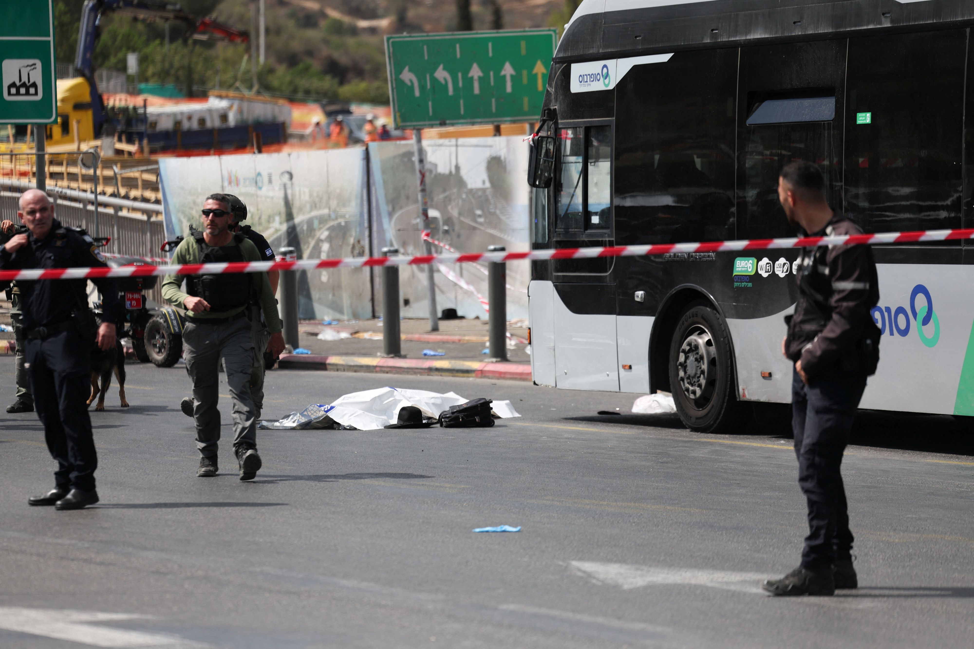Bei einem mutmaßlichen Terror-Anschlag in Jerusalem wurden mindestens vier Menschen getötet.