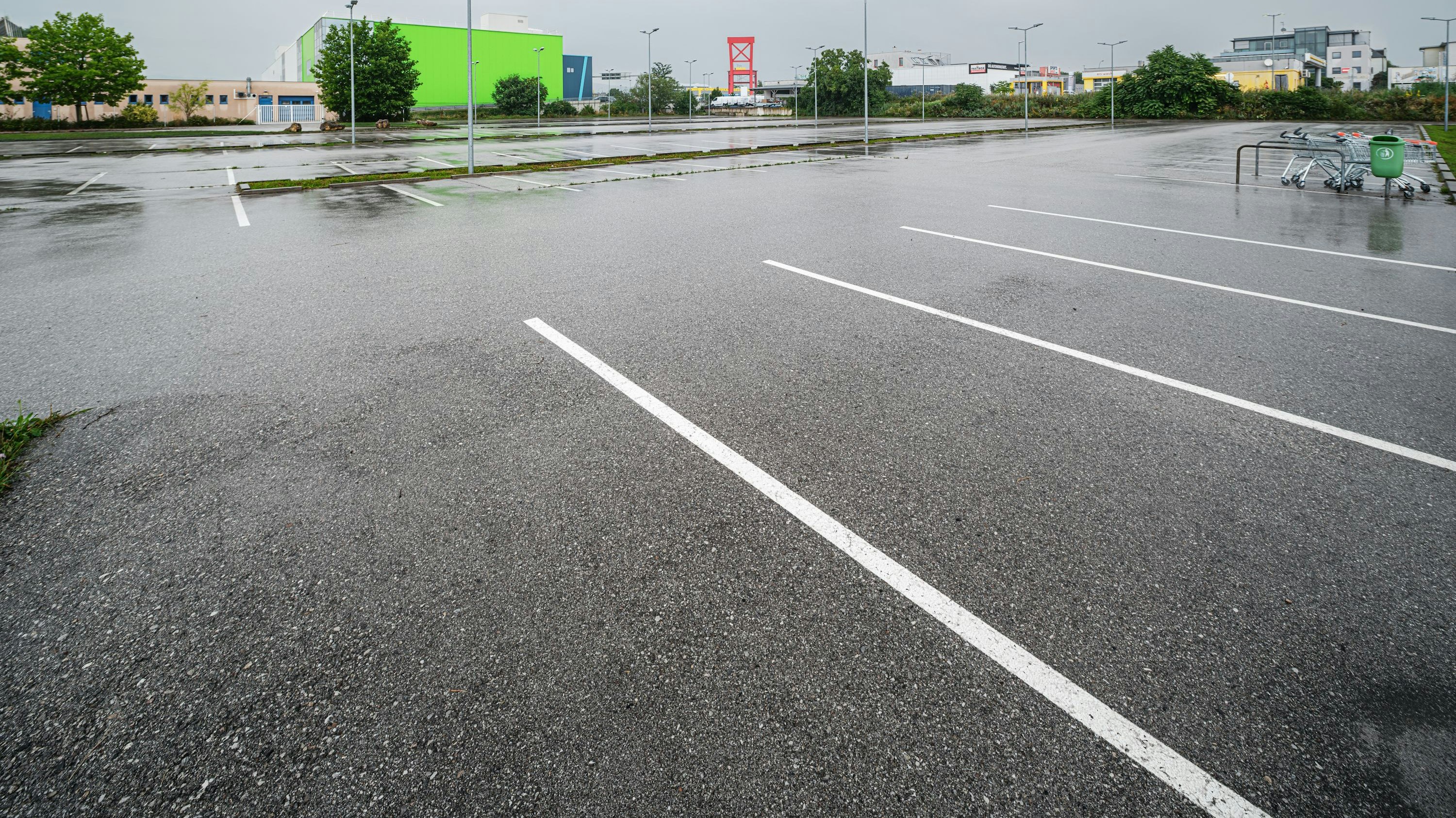 Ein Schandfleck: Kaum genutzter Riesen-Parkplatz in Wiener Neustadt.