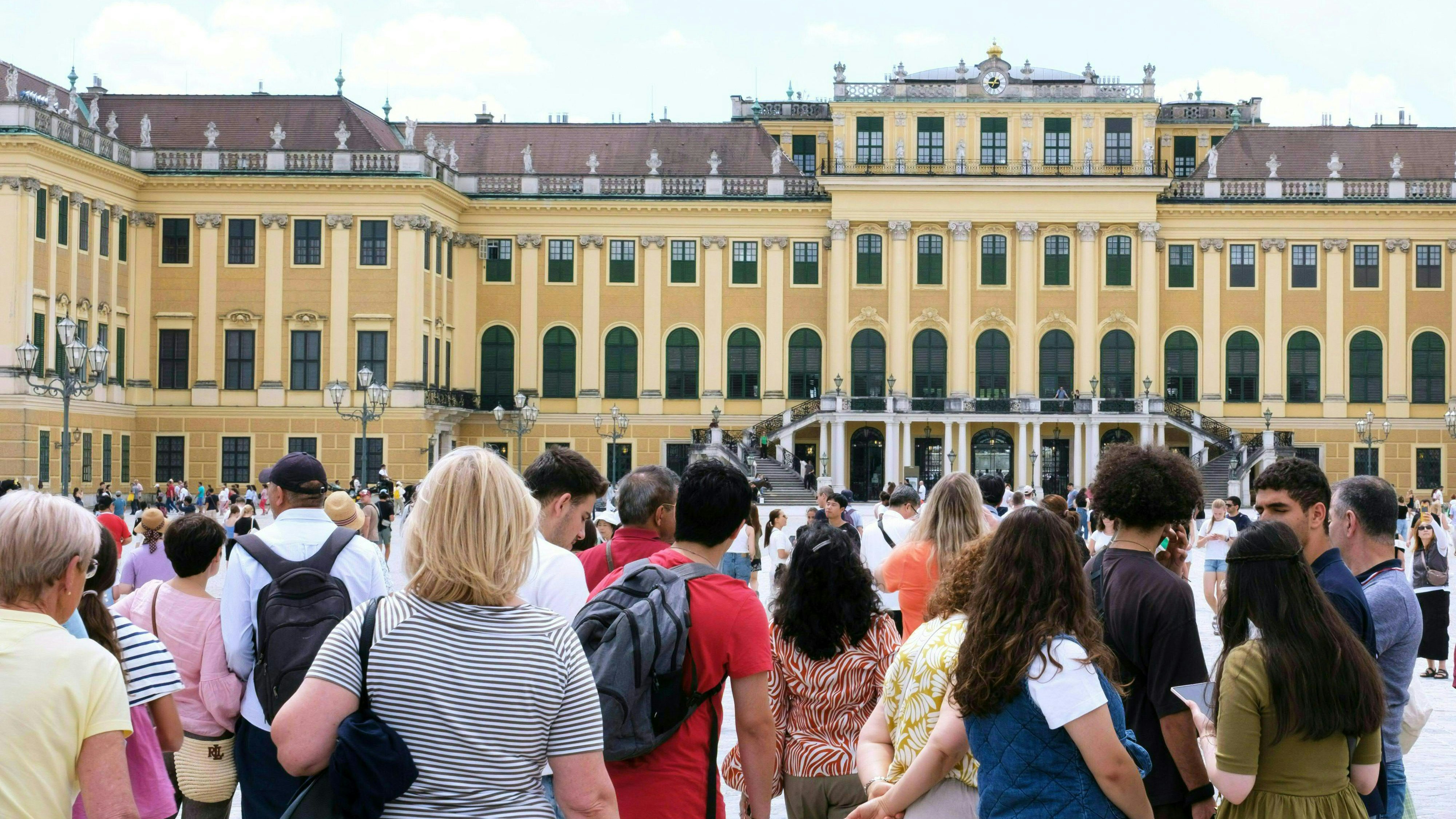 Download von www.picturedesk.com am 08.09.2025 (15:26).  ABD0076_20250730 - WIEN - ÖSTERREICH: ++ THEMENBILD ++ ZU APA0093 VOM 30.7.2025 - Illustration zu den Themen " Tourismus / Reisen / Touristen / Menschen". Im Bild: Menschen vor dem Schloss Schönbrunn, aufgenommen am Mittwoch, 30. Juli 2025 in Wien. Im Juni stieg die Zahl der Nächtigungen in den heimischen Hotels im Jahresvergleich um 13,9 Prozent auf 13,38 Millionen Übernachtungen. - FOTO: APA/JAKOB LANGWIESER _ - 20250730_PD4438 - Rechteinfo: Rights Managed (RM)