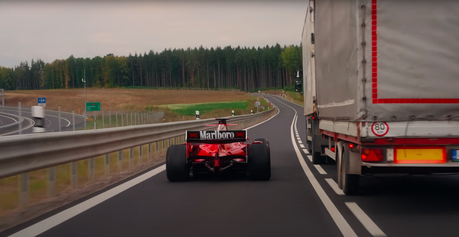 Der nun aus dem Verkehr gezogene Formel-2-Wagen auf der tschechischen Autobahn in einem Video vom August 2025.