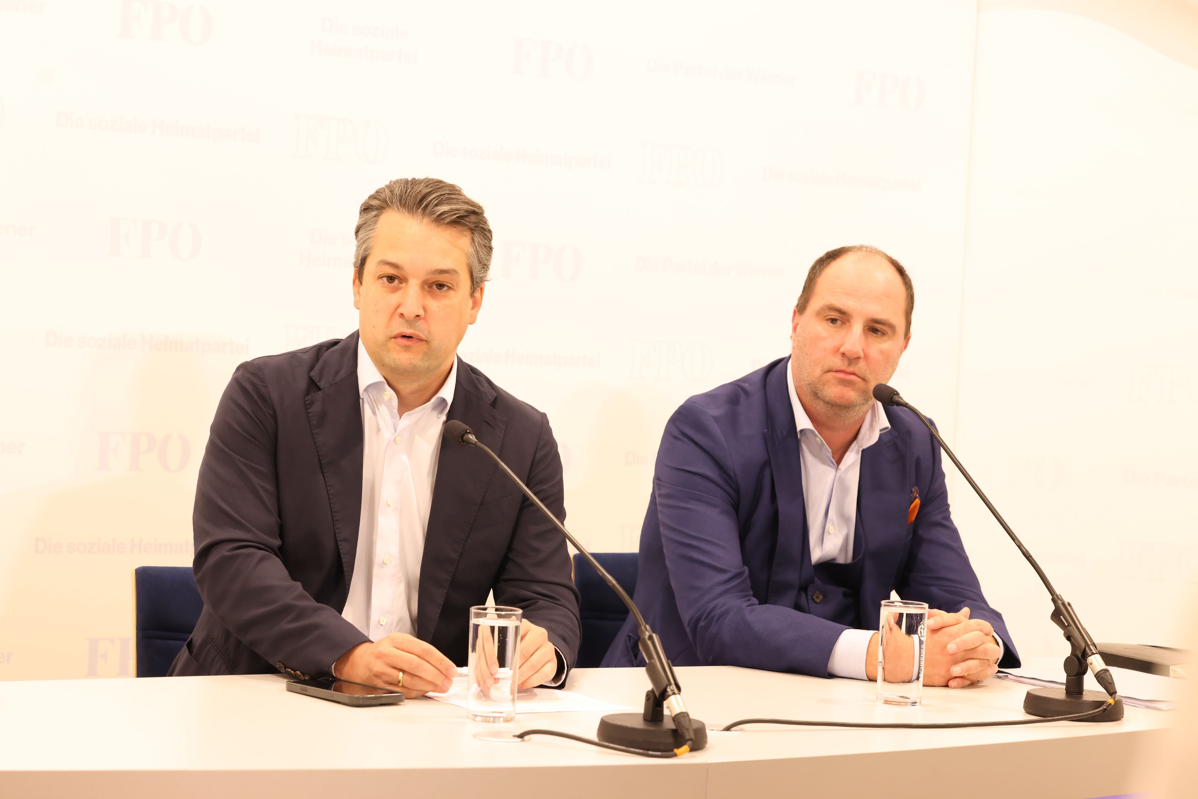 Wiens FPÖ-Chef Dominik Nepp (l.) und Wirtschaftsexperten Gerald Zmuegg.