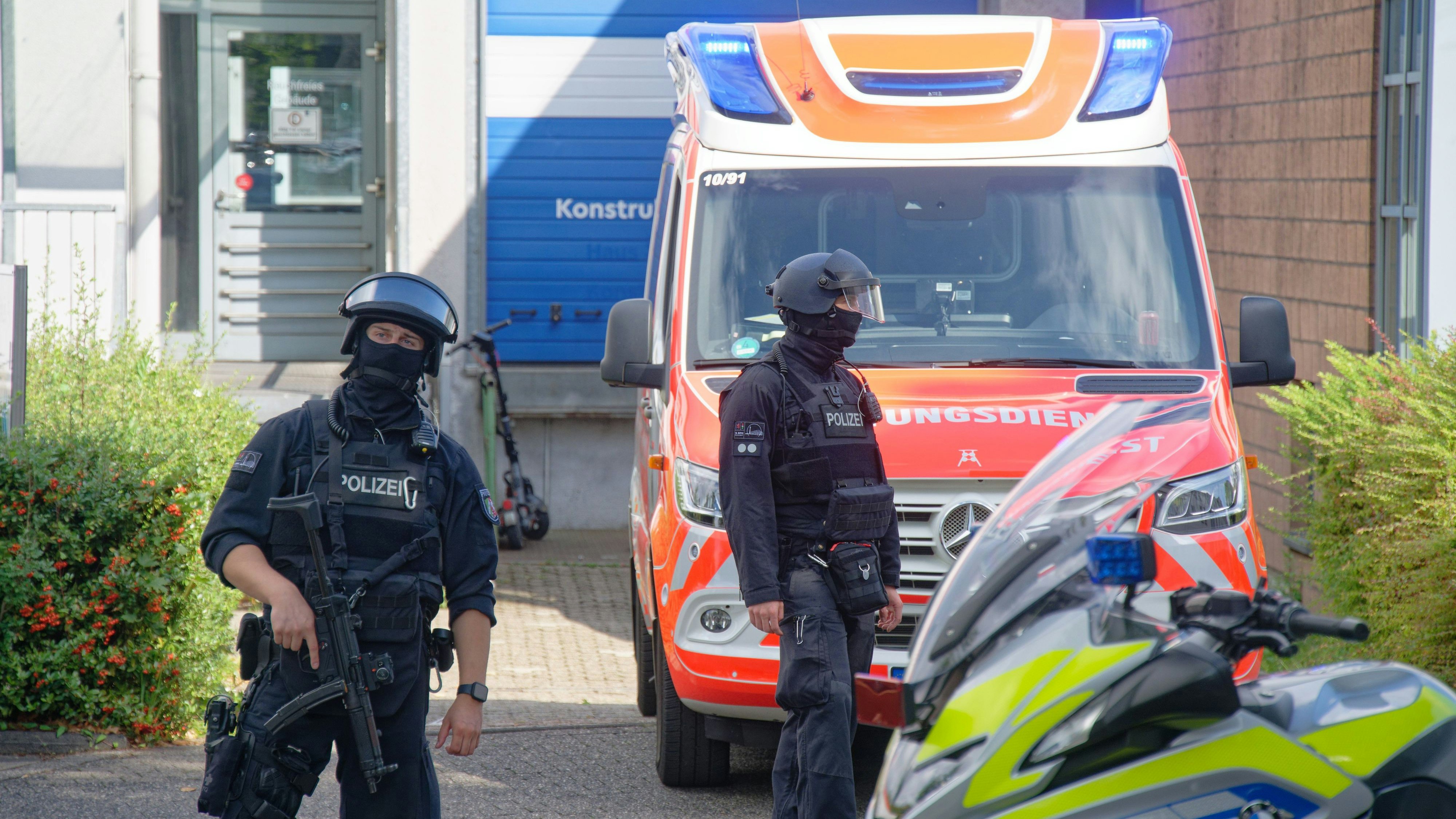 Download von www.picturedesk.com am 08.09.2025 (15:12).  05 September 2025, North Rhine-Westphalia, Essen: Police officers stand by an ambulance at a vocational college in Essen. A teacher at the vocational college has been attacked and injured by a perpetrator with a knife. According to reports from security circles, the perpetrator is said to be a pupil at the school. He fled the scene. Photo: Henning Kaiser/dpa - 20250905_PD3134 - Rechteinfo: Rights Managed (RM)