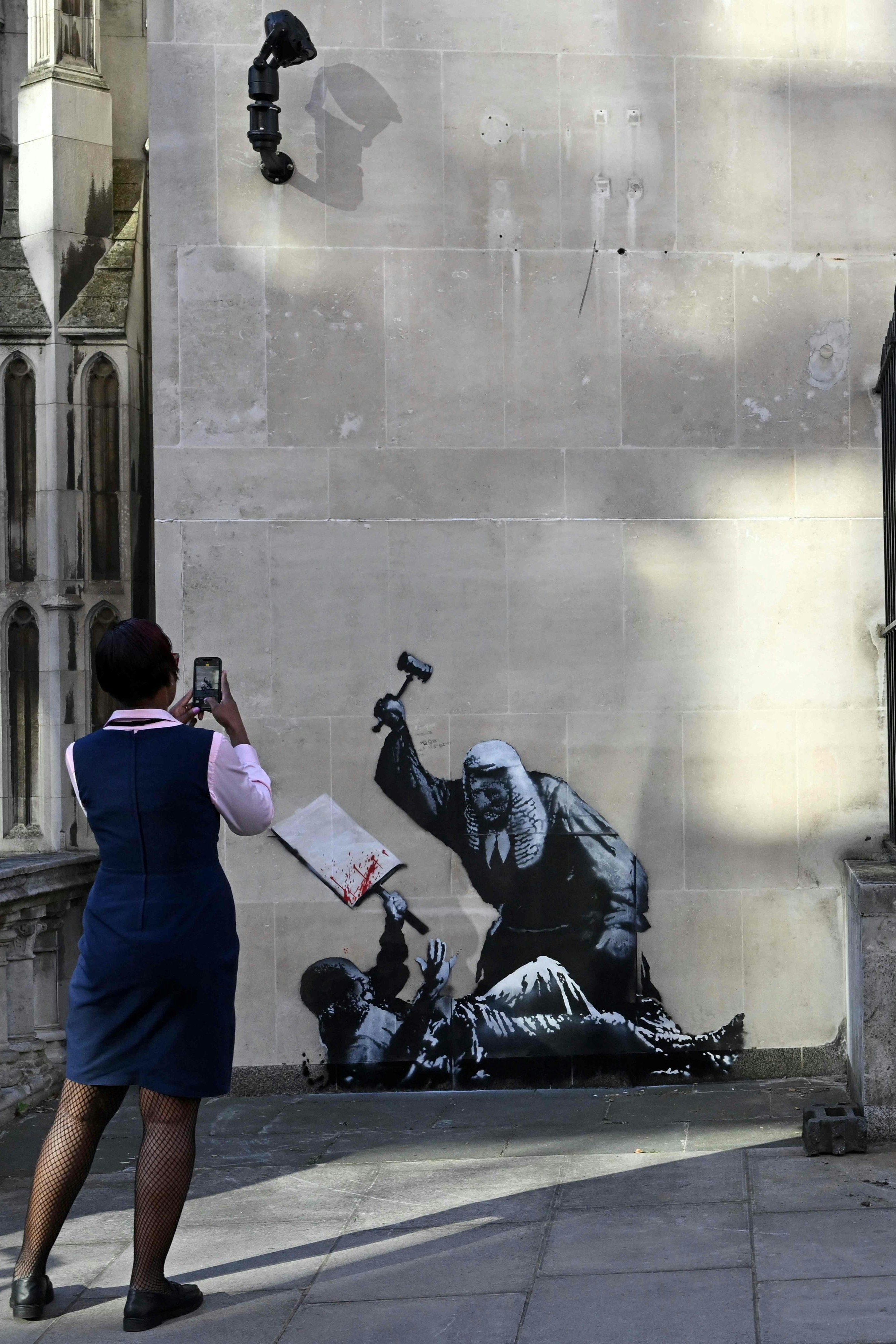 Stiller Protest: Street-Art-Künstler Banksy demonstriert auf seine Weise gegen die Festnahme von hunderten pro-palästinensischen Demonstranten am vergangenen Wochenende. Das Wandgemälde wurde nach kurzer Zeit von Exekutivbeamten abgedeckt