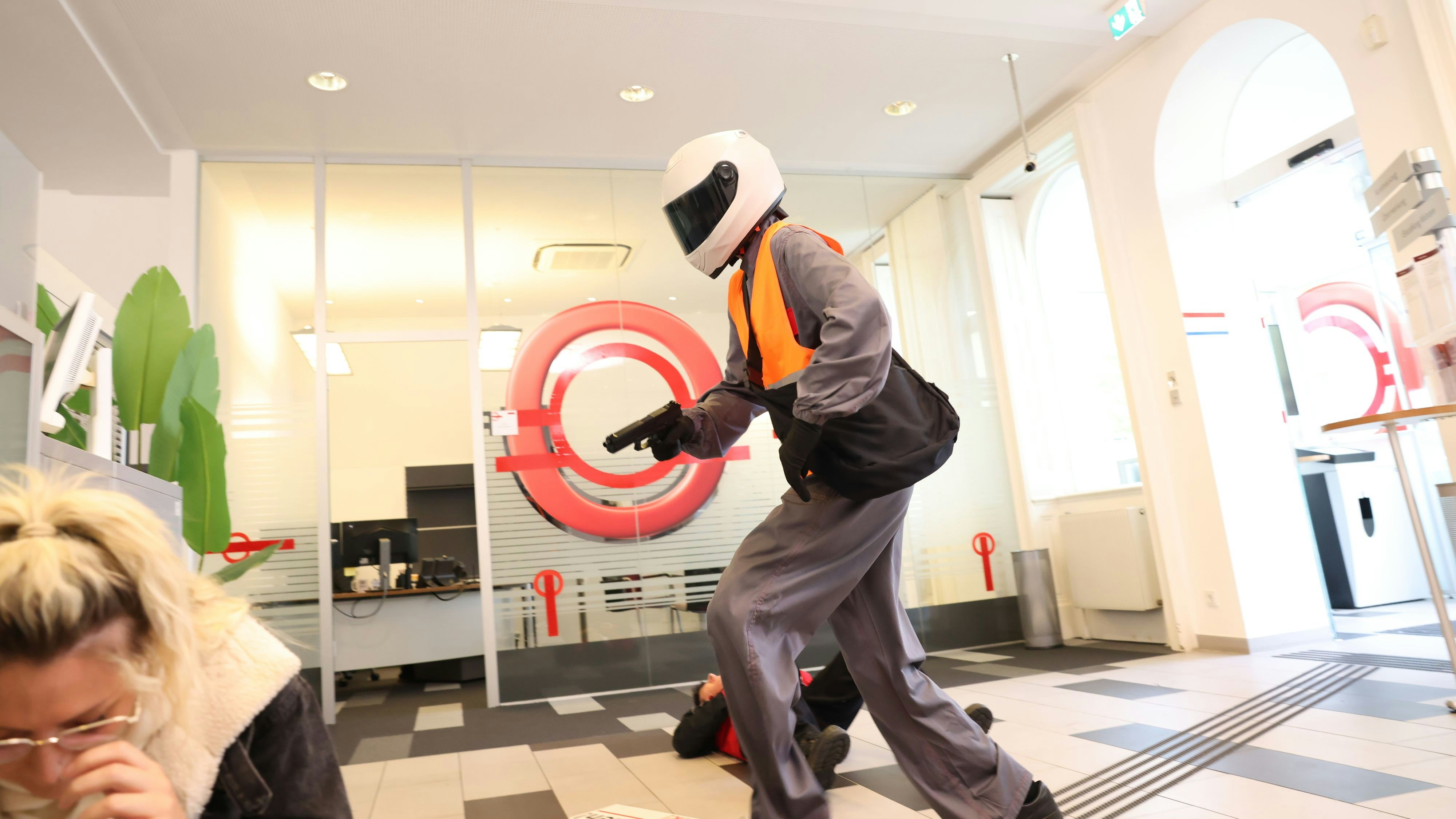 Heute.at - Schüsse bei Banküberfall! Coup aus Wien nun verfilmt