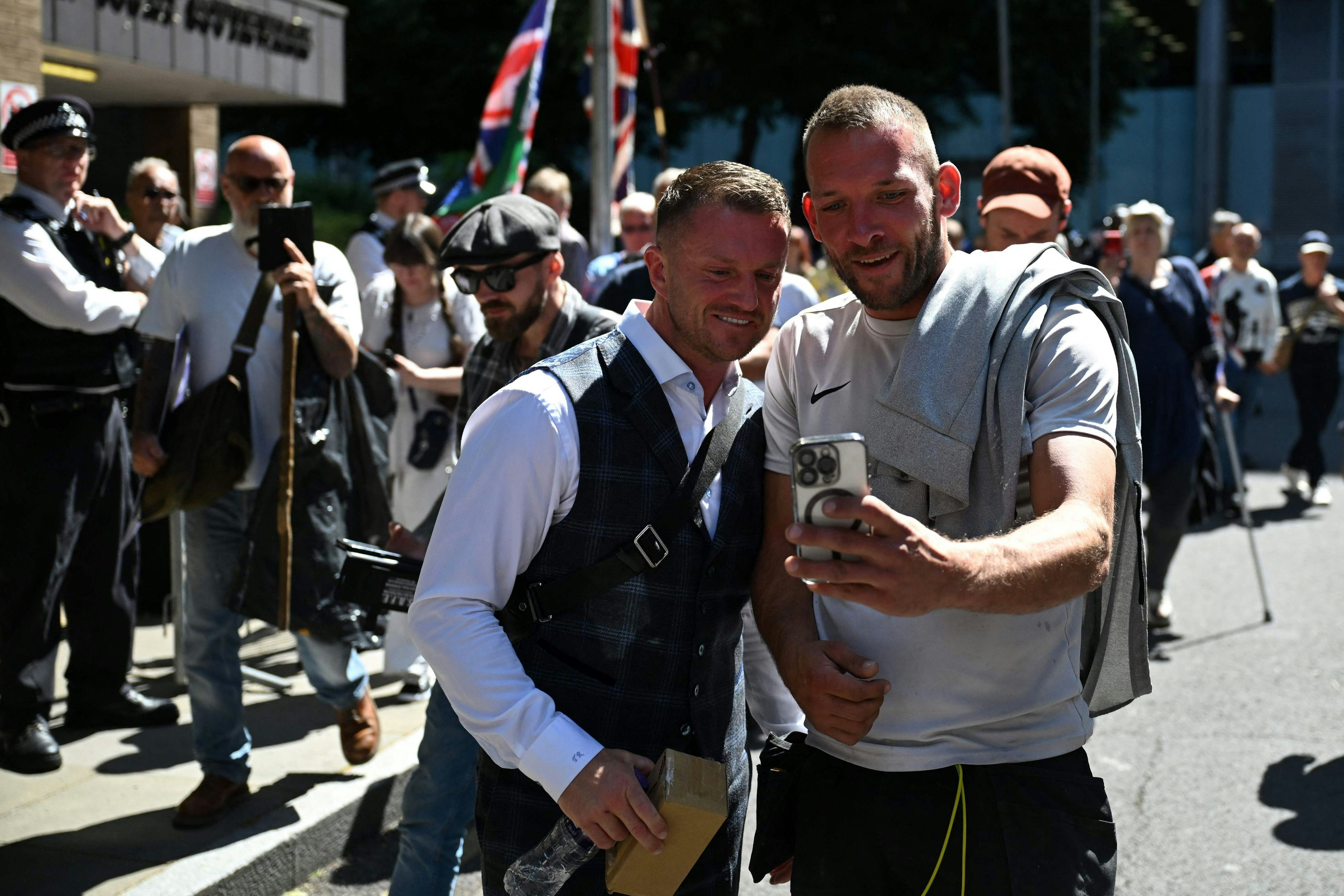 Rechtsextremer Zündler: Tommy Robinson (l.), dessen richtiger Name Stephen Yaxley-Lennon ist, posiert für ein Selfie. Er ist der Kopf der Demonstration am kommenden Wochenende