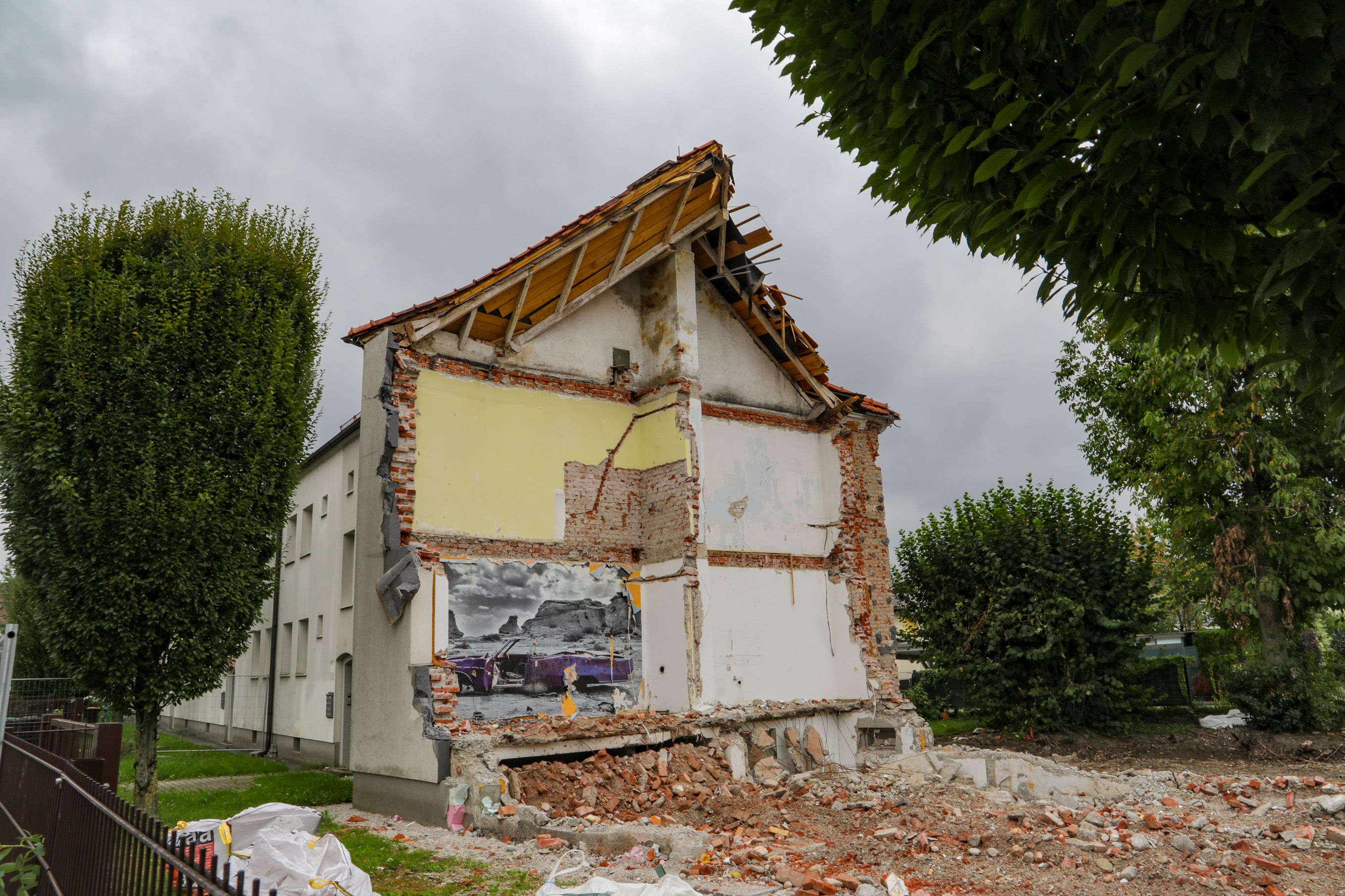 Ein Gebäudekomplex der Siedlung wurde bereits abgerissen.