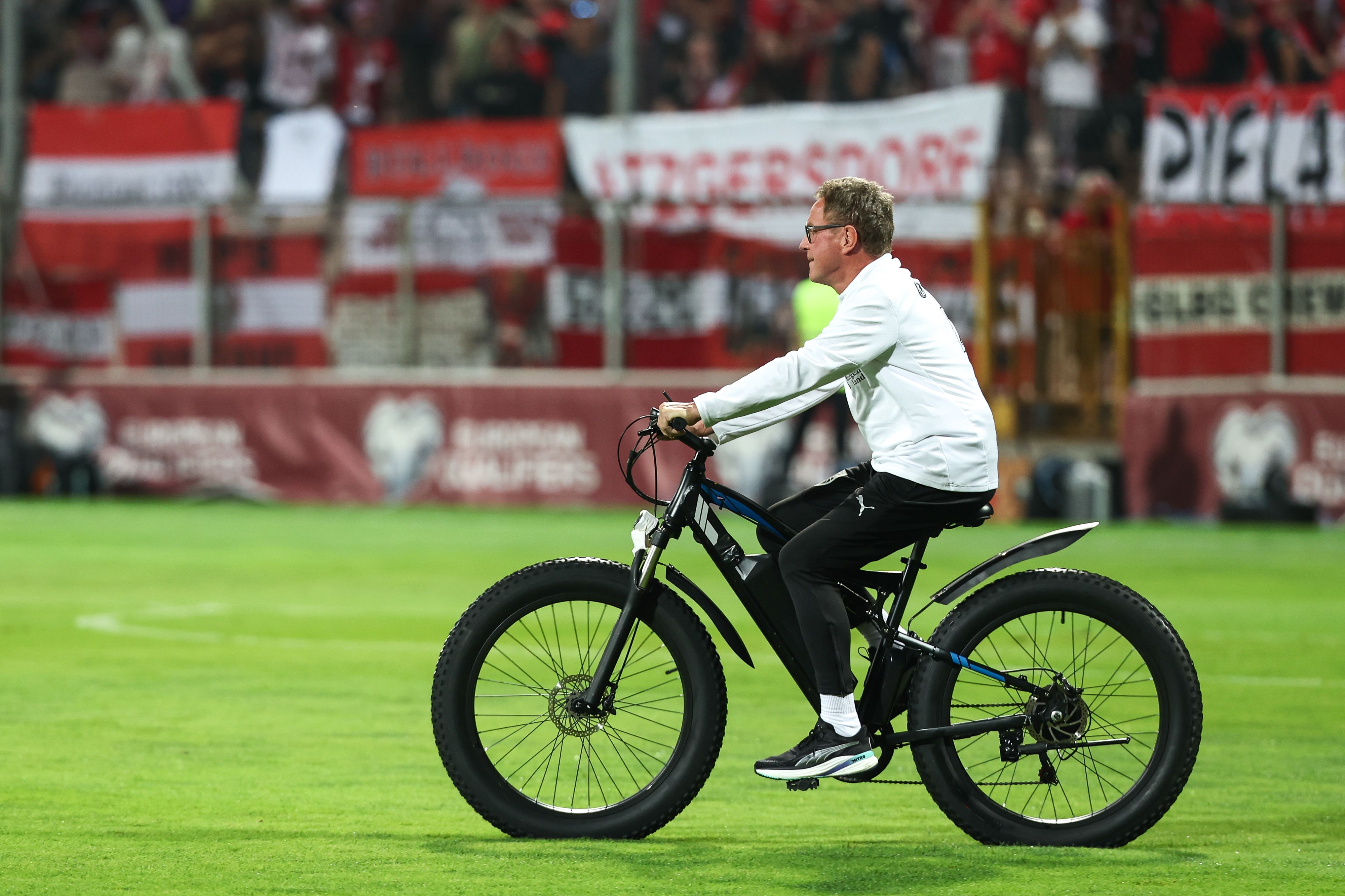 Ralf Rangnick fuhr in Bosnien mit dem Rad übers Feld.