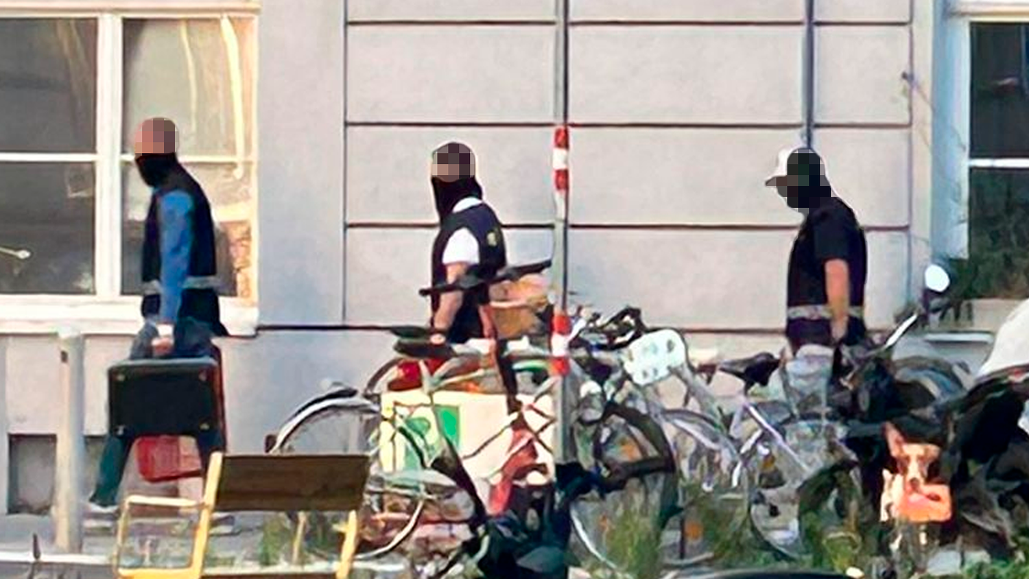 Heute.at - Neonazi-Großrazzia in Wien – Bombenkommando vor Ort