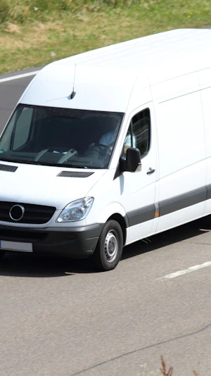 Transporter-Flucht Wien: Ein Lenker rast mit 176 km/h vor Polizei davon. Fahrzeug beschlagnahmt, mehrere Anzeigen nach riskanter Verfolgungsjagd.