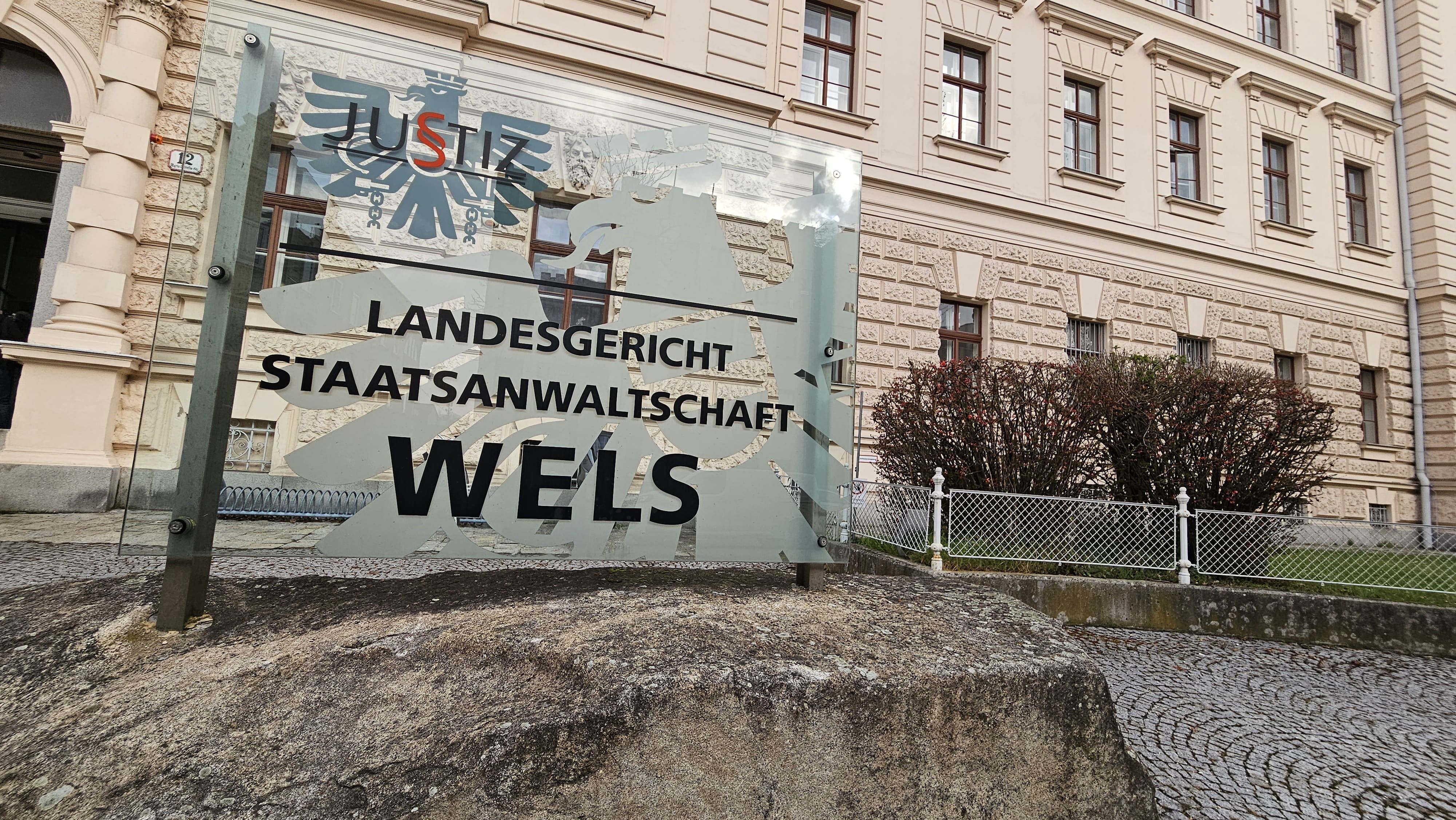 Der Mann (58) muss sich am Dienstag am Welser Landesgericht verantworten.