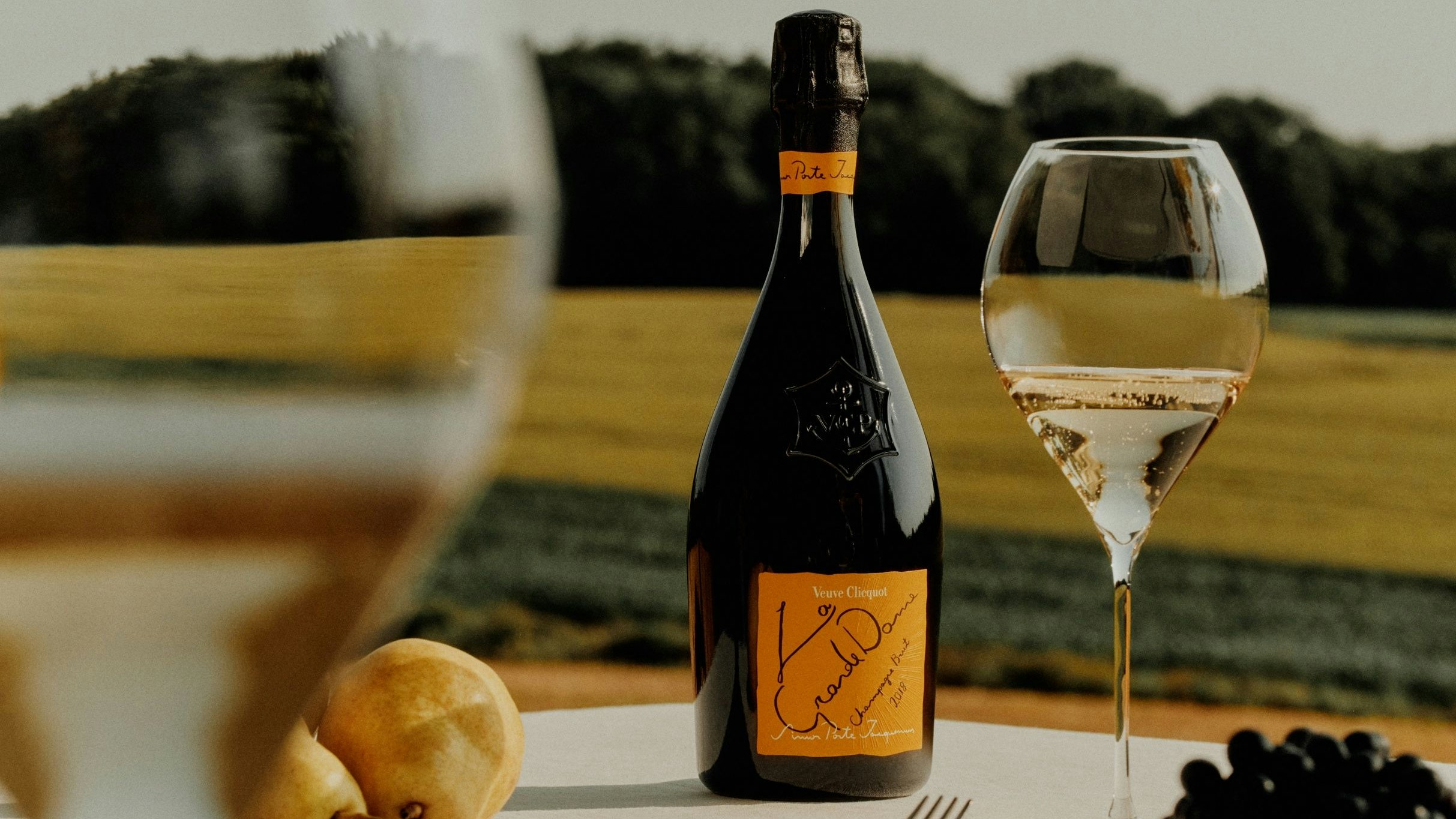 La Grande Dame 2018 by Simon Porte Jacquemus ist um ca. 220 Euro bei Printemps in Paris oder Selfridges in London erhältlich.