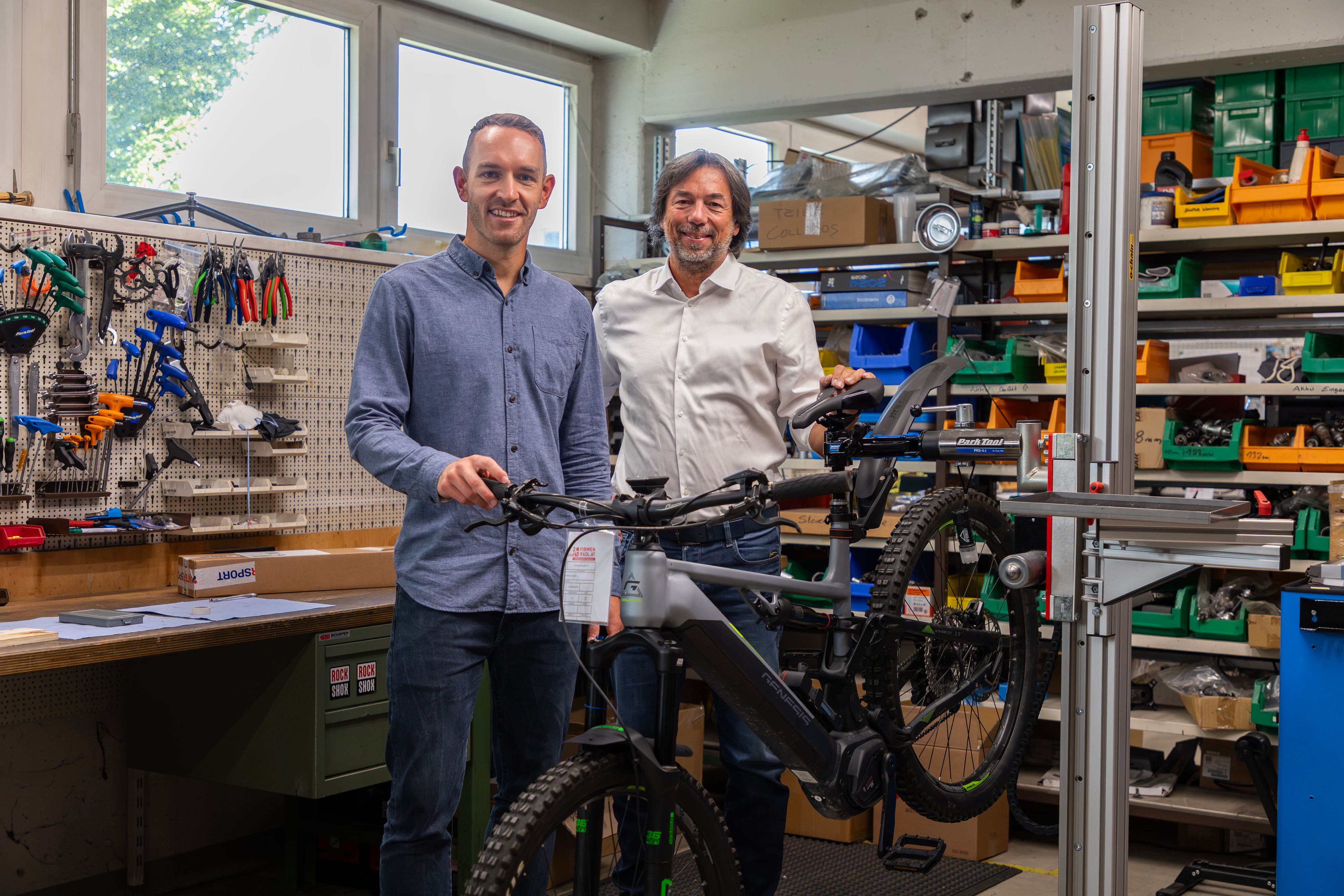 Projektleiter Peter Emathinger, Geschäftsführer Franz Knoll (v.l.): Intersport bietet jetzt online gebrauchte E-Bikes an.