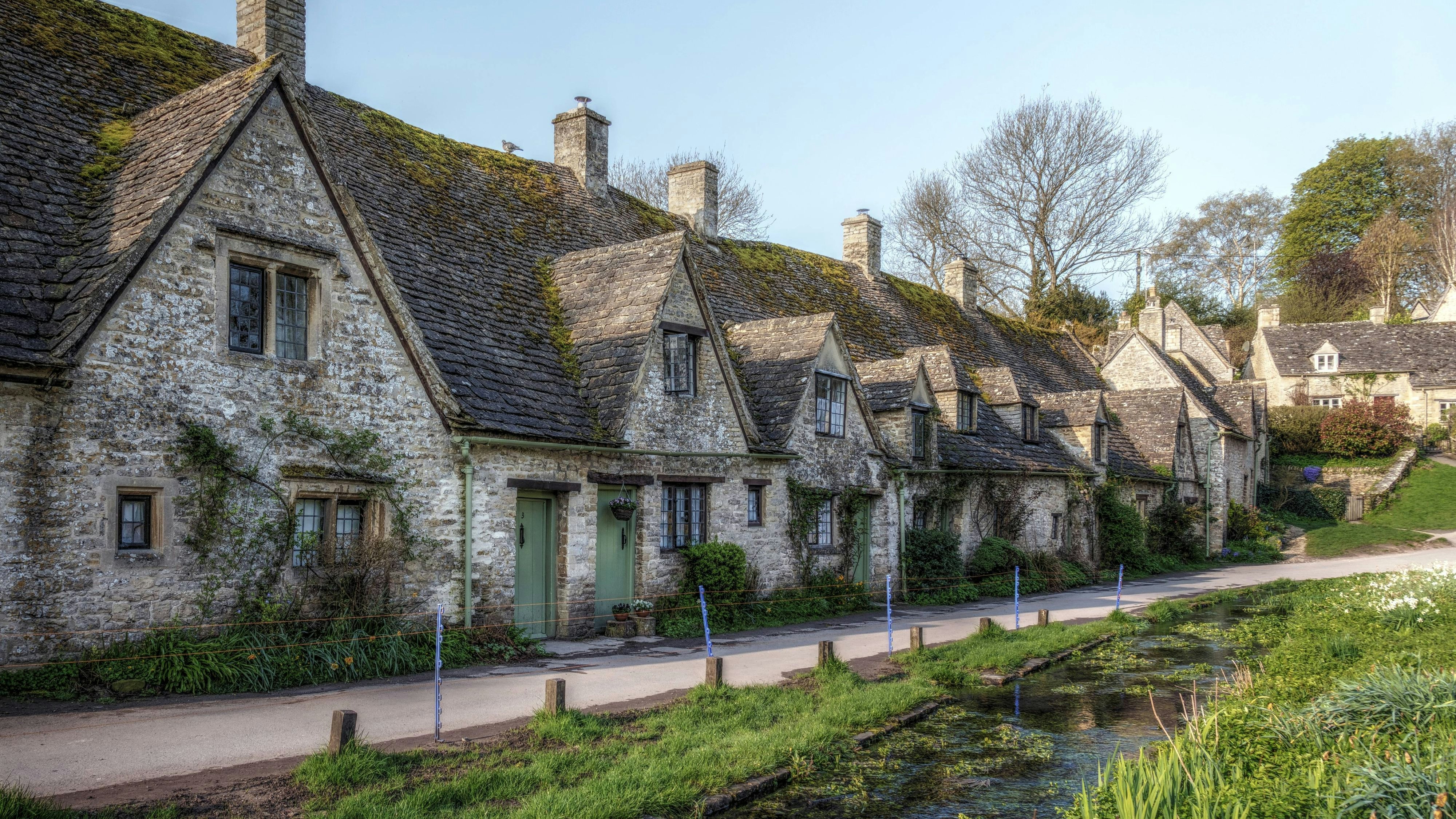 Bibury ist ein Dorf in der Grafschaft Gloucestershire in England. Es gilt als besonders typisches Dorf der Cotswolds.