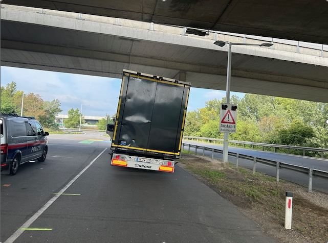 Das Fahrzeug neigte sich nach rechts und drohte umzukippen.