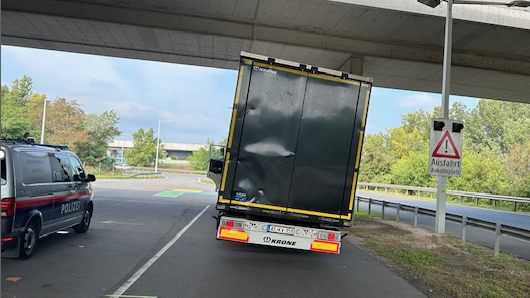Das Fahrzeug neigte sich nach rechts und drohte umzukippen.