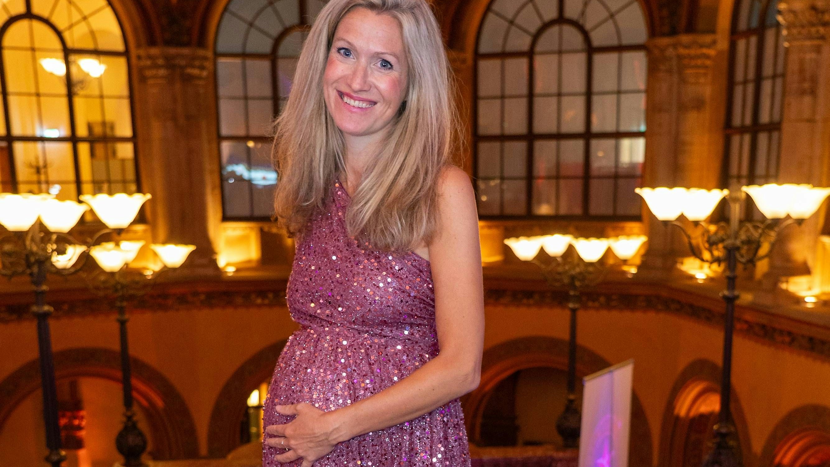 Olivia Peter zeigte ihren Babybauch