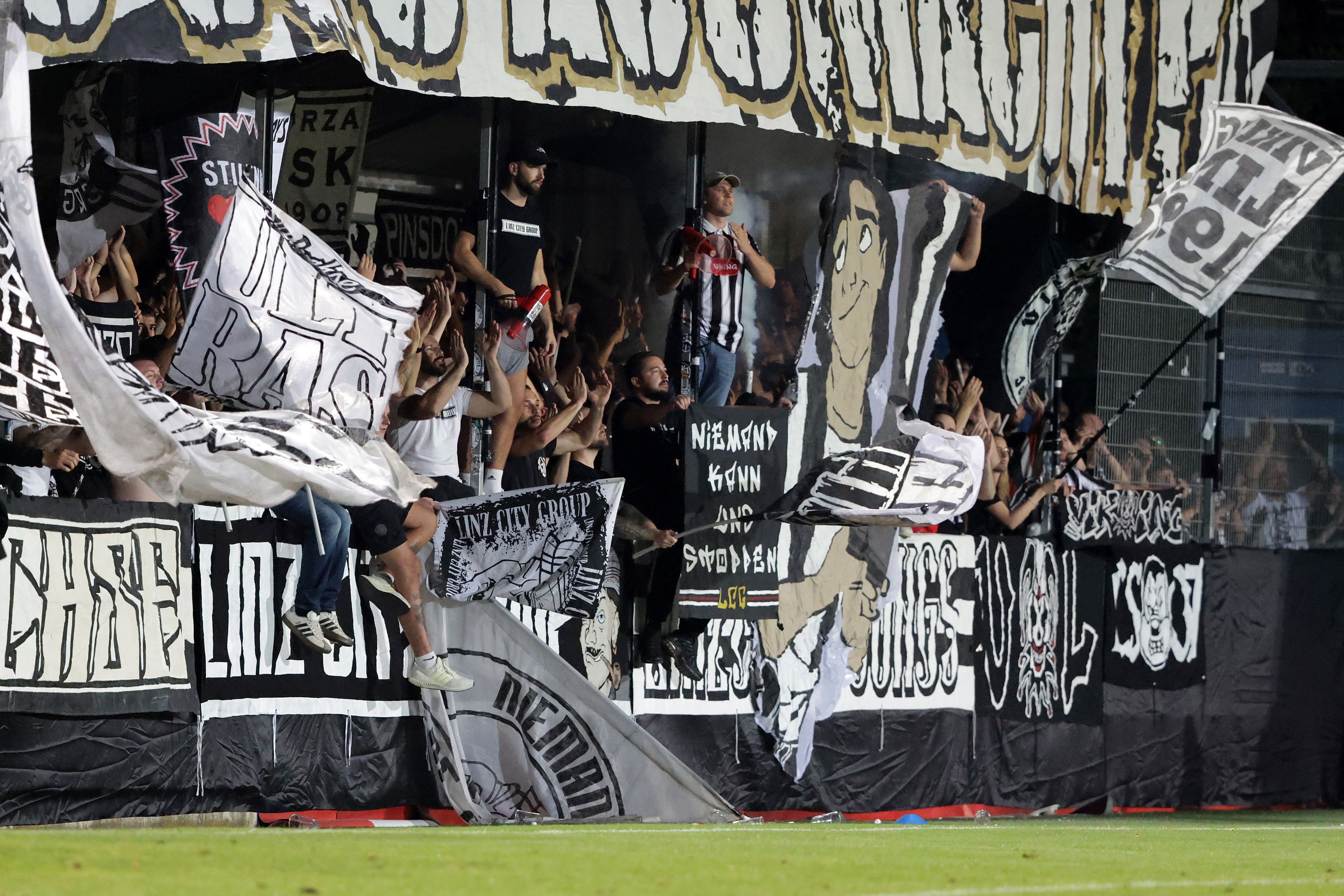 Die LASK-Fans beim Horn-Auswärtsspiel im Cup. Künftig werden sie auch im Linzer Stadion wieder anfeuern.