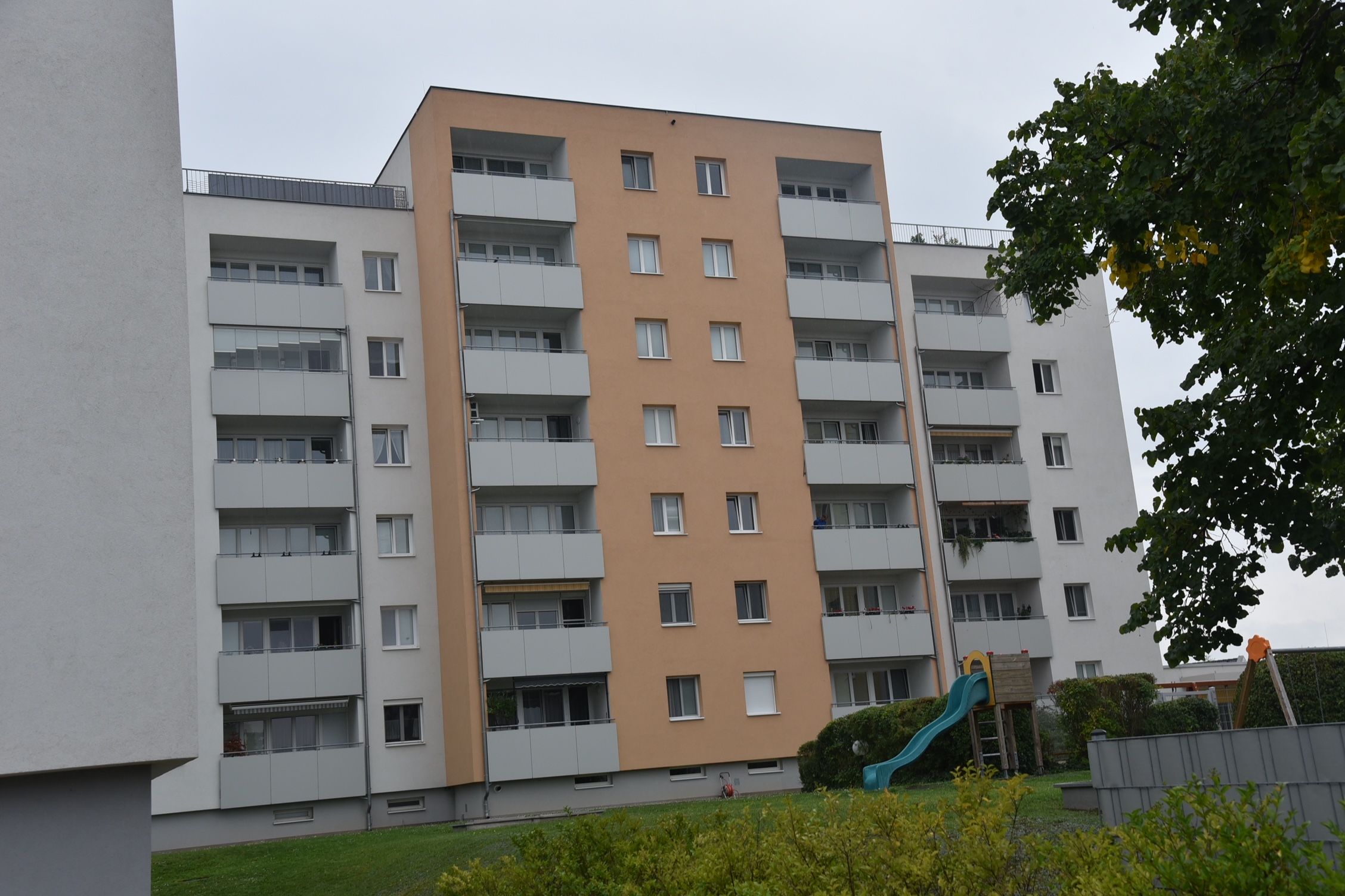 Tatort in Wr. Neustadt: 19-Jährige soll mit Küchenmesser auf Mutter eingestochen haben, im Bild: die Wohnhausanlage