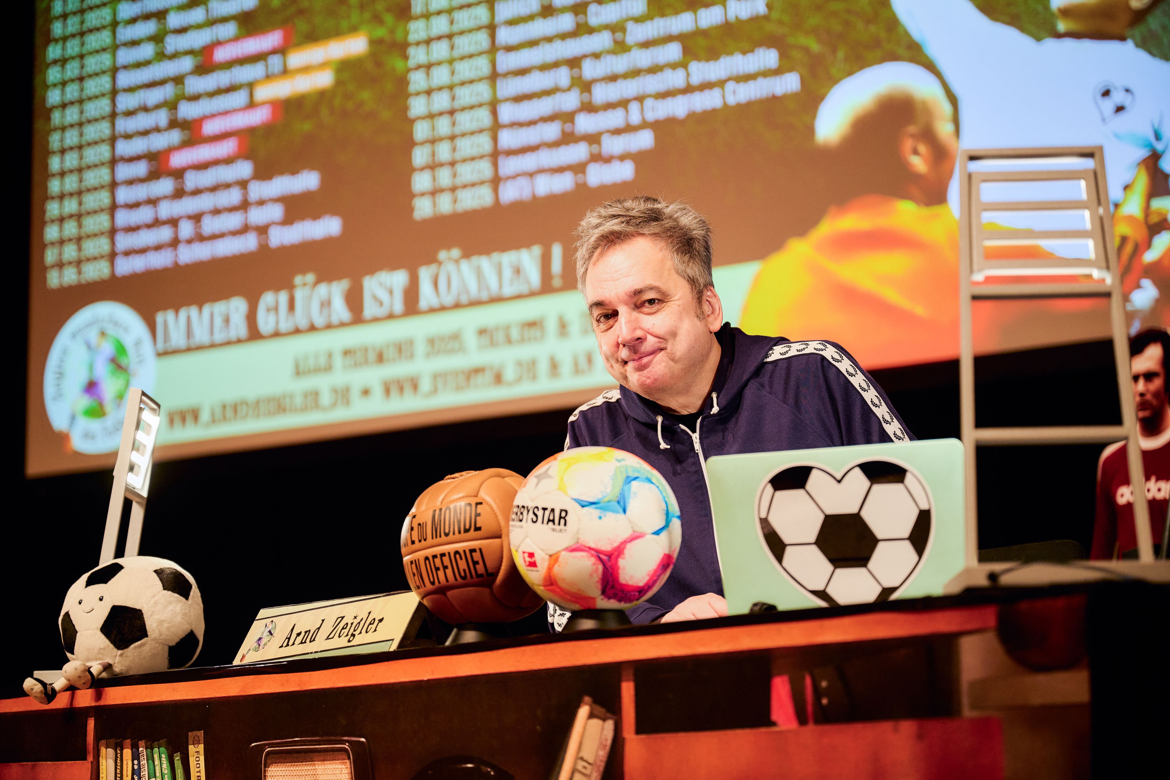 <strong></strong>Zeigler nimmt sein Publikum mit auf eine Reise durch die Höhen, Tiefen und Skurrilitäten des schönsten Spiels der Welt.