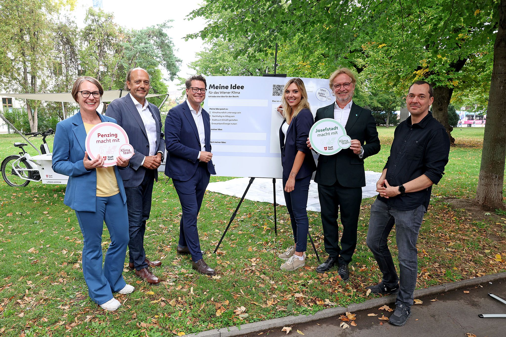 StR Jürgen Czernohorszky, GR Stefan Gara, BVIn Michaela Schüchner und BV Martin Fabisch freuen sich über die neue Klimateam-Saison.