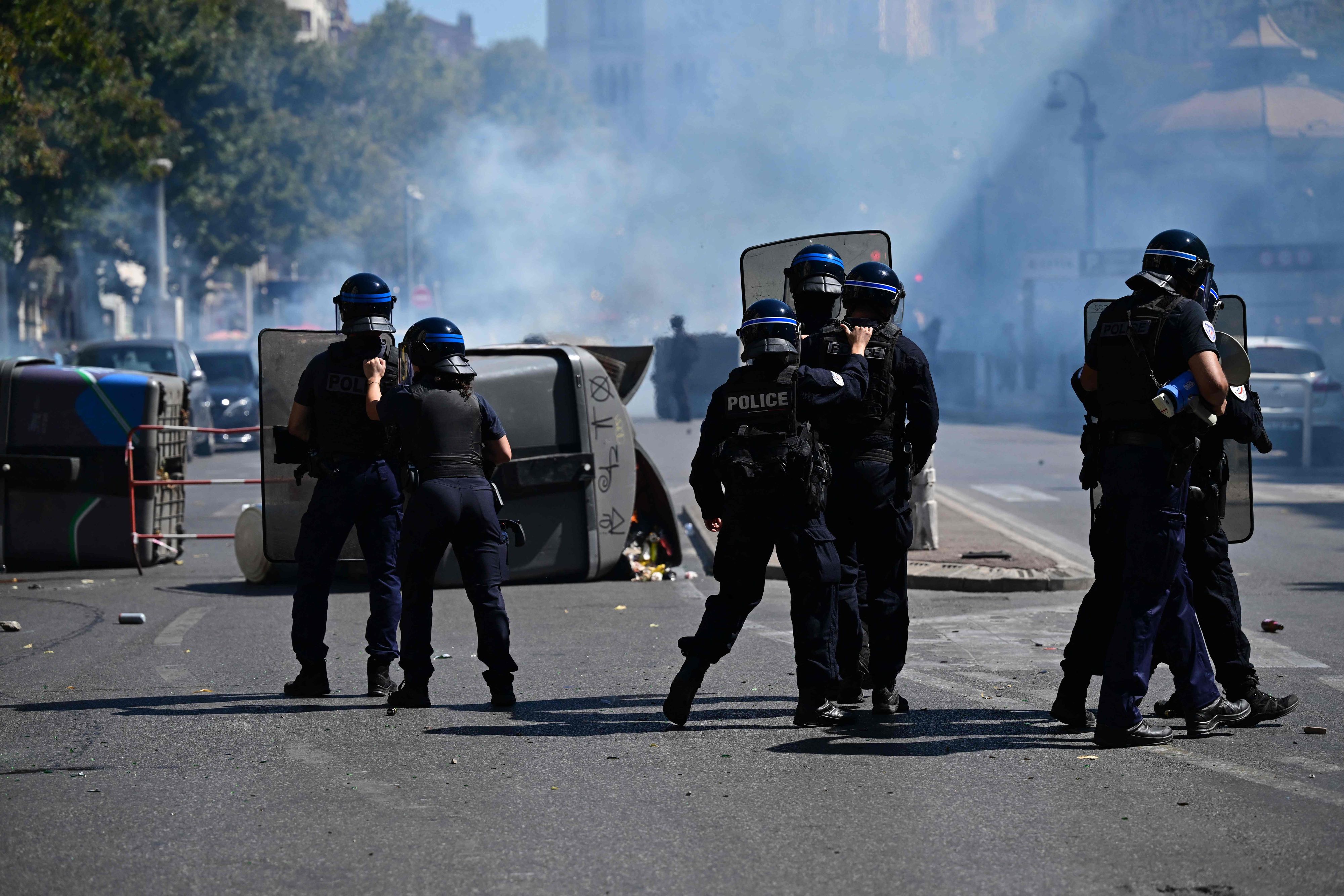 Nach dem Rücktritt der französischen Regierung haben in Frankreich landesweite Proteste begonnen.