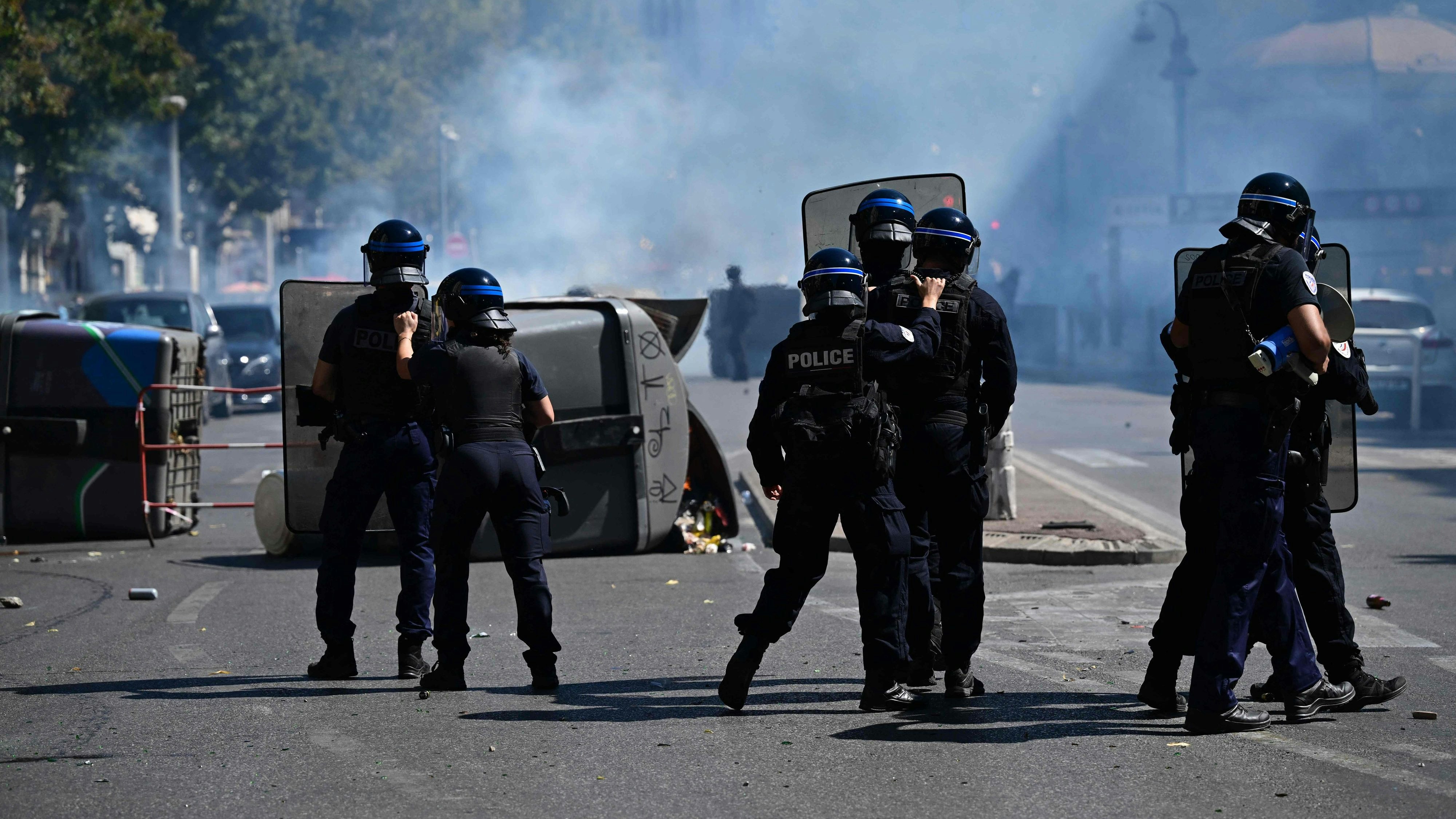 Download von www.picturedesk.com am 10.09.2025 (14:10).  Anti-riot police officers hold a position as clashes erupt during a demonstration as part of the "Bloquons tout" ("Let's block everything") protest movement, in downtown Marseille, southern France, on September 10, 2025. The broad anti-government campaign, dubbed "Bloquons tout" ("Let's block everything"), calls for a a shutdown of France on September 10 with a string of protest actions and civil disobedience around the country, while the handover of power between the new Prime Minister and his predecessor, who suffered a crushing loss in a confidence vote on September 8, is scheduled for the same day at noon. (Photo by Miguel MEDINA / AFP) - 20250910_PD4769 - Rechteinfo: Rights Managed (RM) Nur für redaktionelle Nutzung! Werbliche Nutzung erfordert Freigabe: bitte schicken Sie uns eine Anfrage.