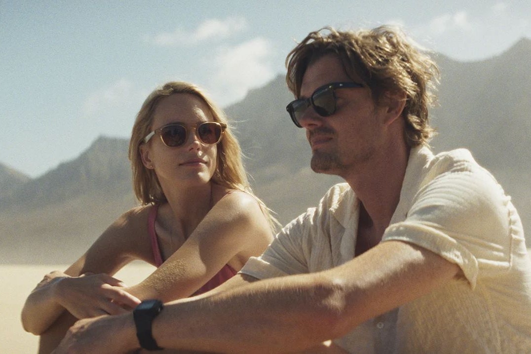 Sind sich von Anfang an sympathisch: Tom (Sam Riley) und Anne (Stacy Martin) in dem deutschen Thriller "Islands"