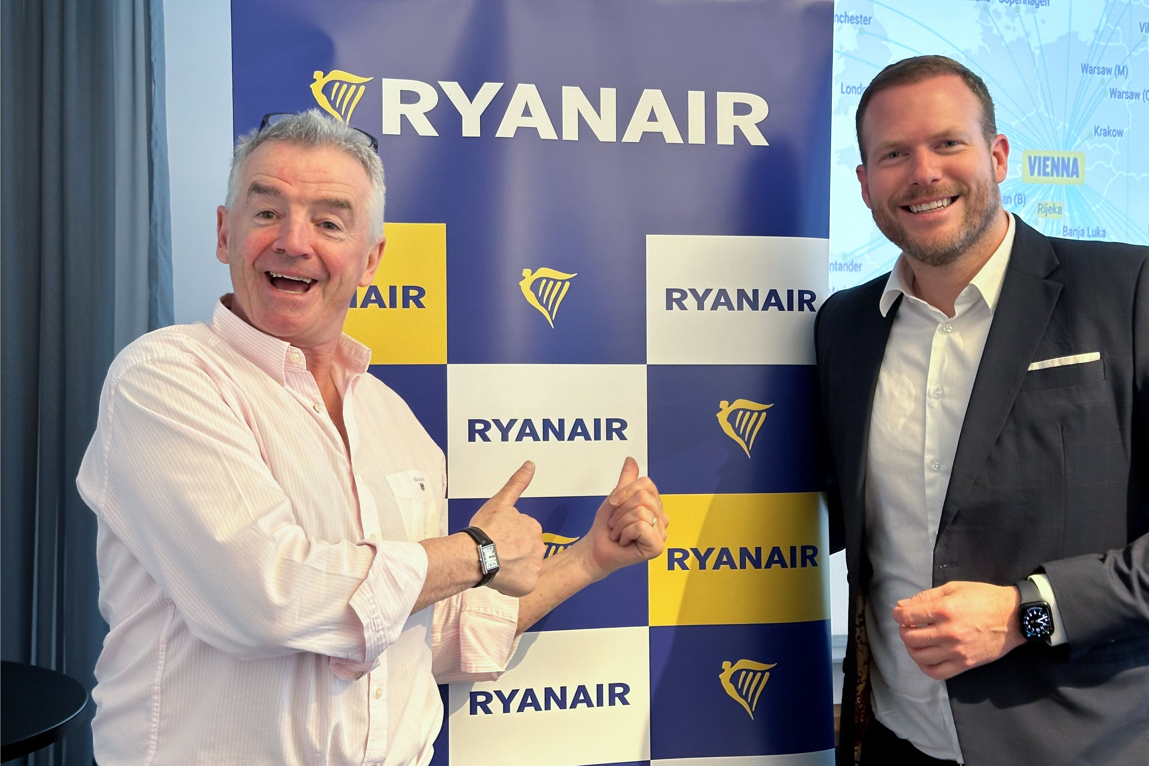 Iren bleiben in Wien! Ryanair-CEO Michael O’Leary mit Andreas Gruber, CEO der Tochter Laudamotion (v.l.)