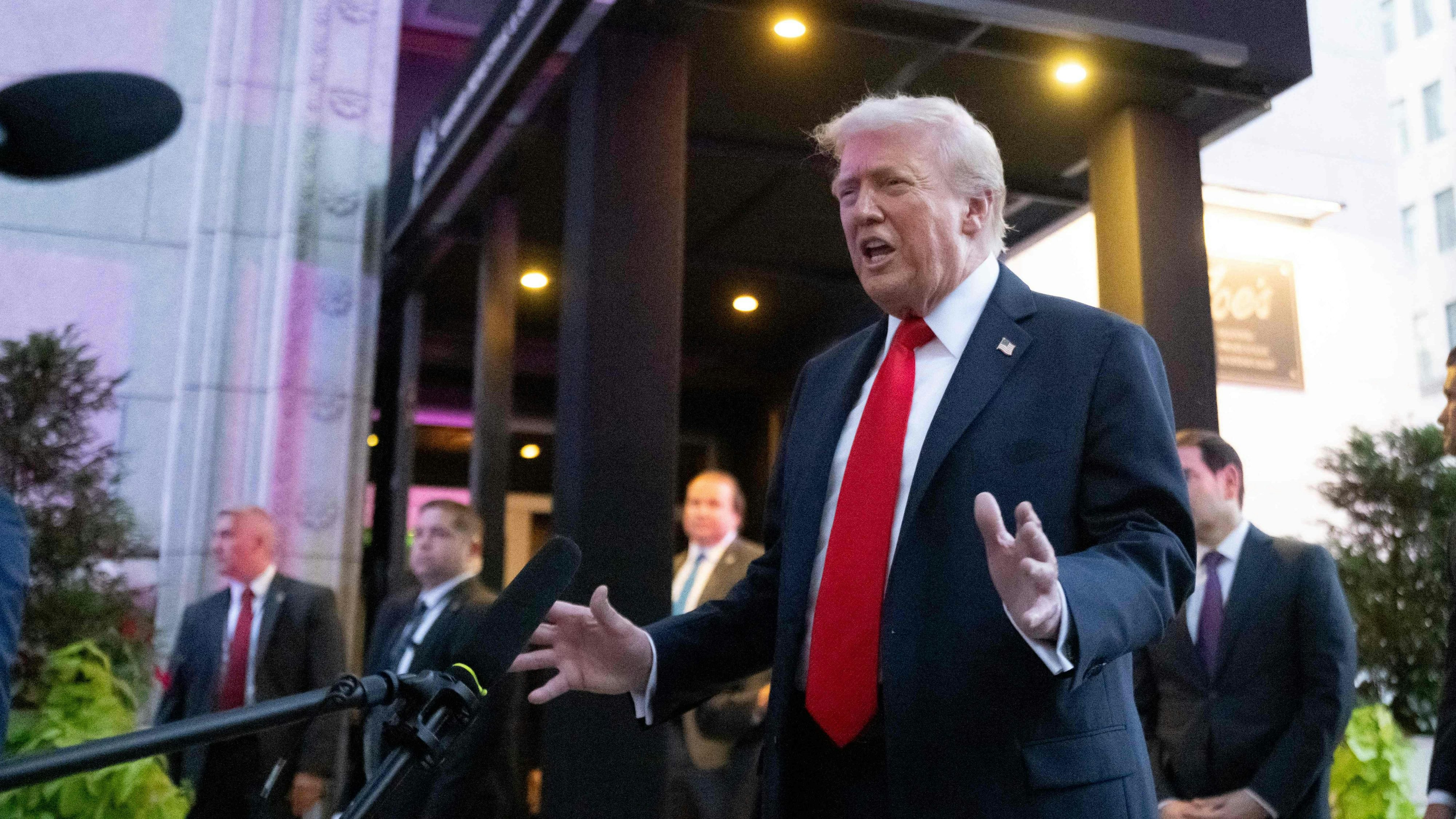 Nach dem Restaurantbesuch sprach Trump zu Reportern und lobte sich selbst, wie sicher er die US-Hauptstadt gemacht habe.