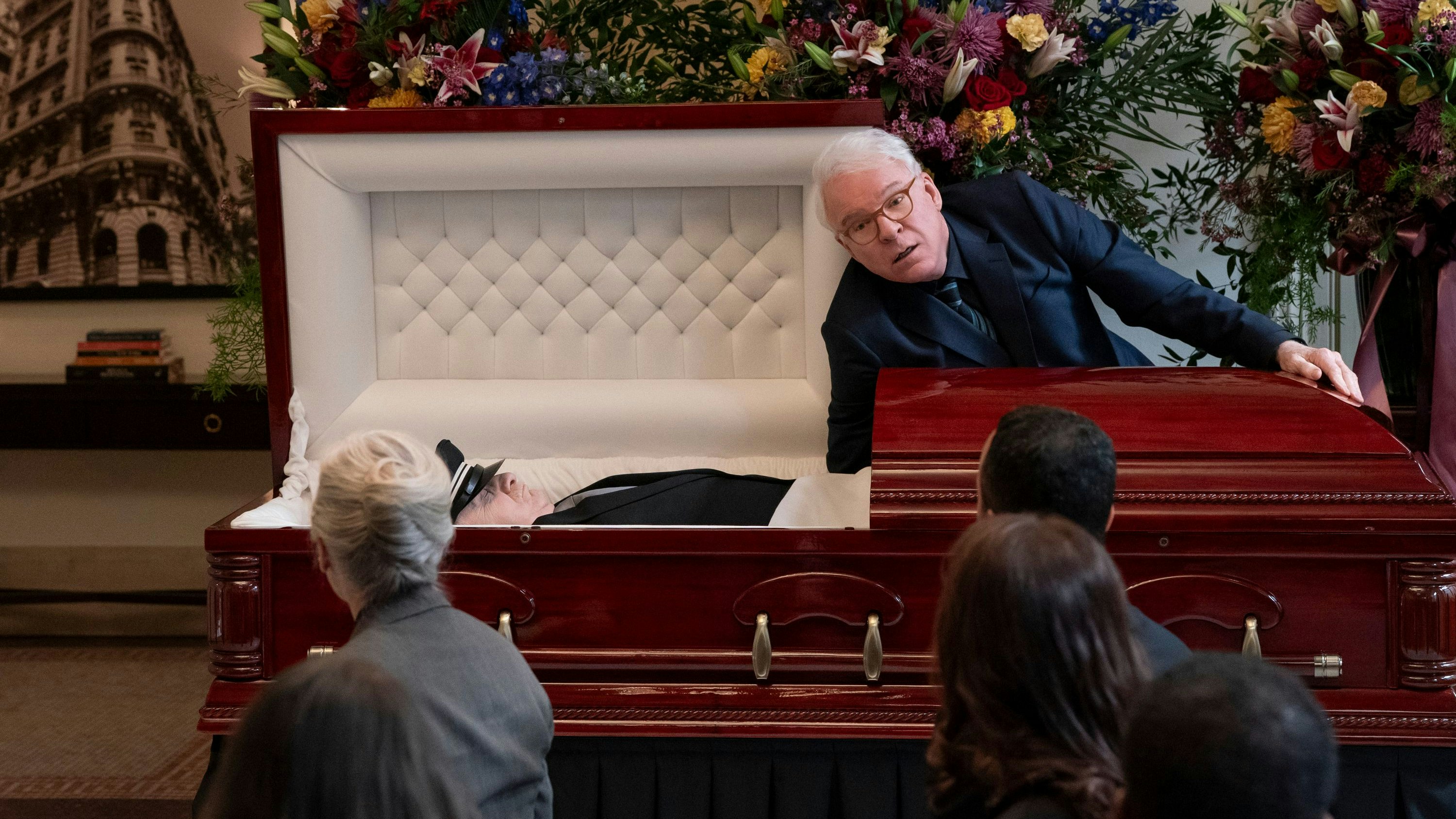 Oliver (Steve Martin) untersucht den Toten, dem womöglich ein Finger fehlt.