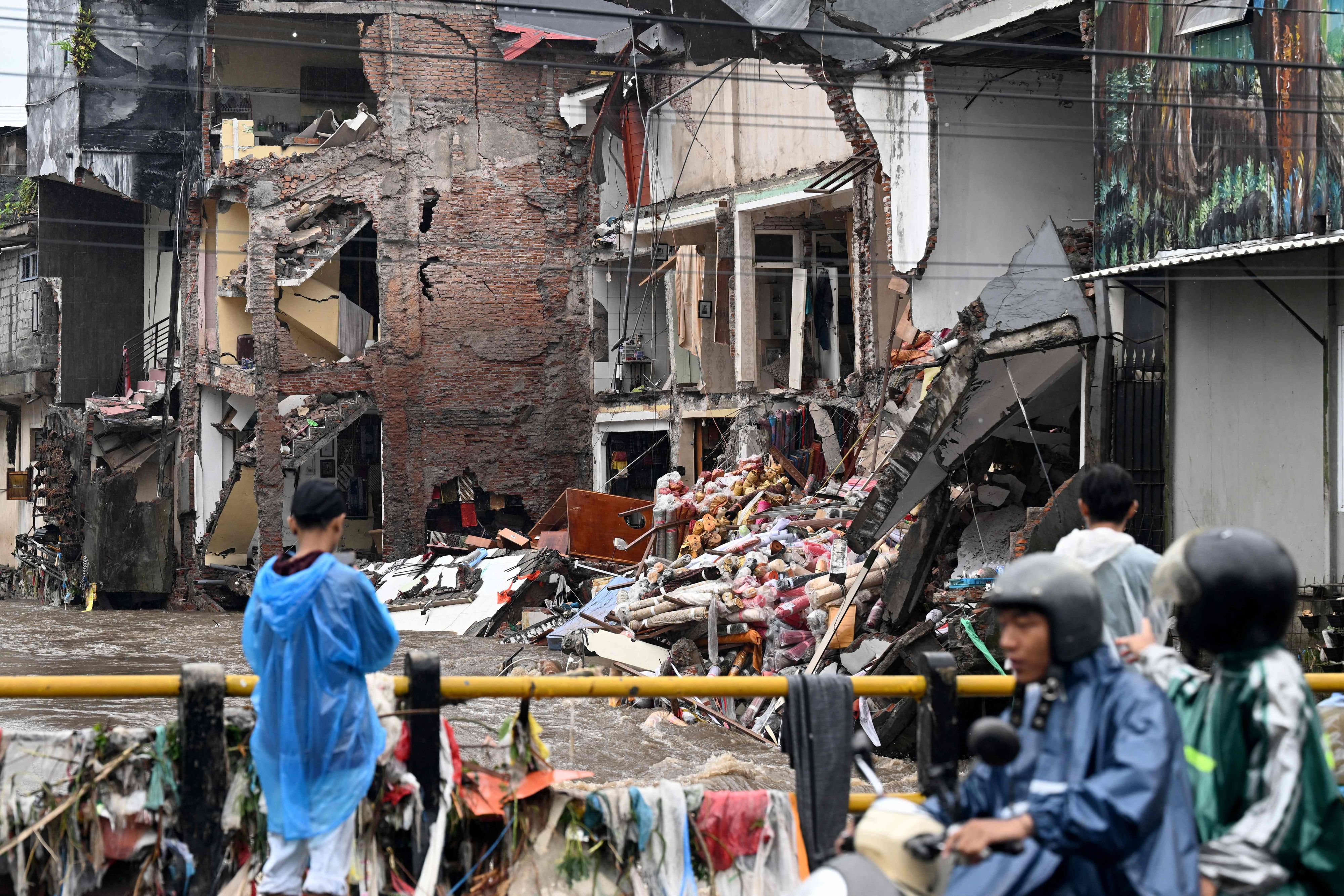 Bei schweren Überschwemmungen auf den Inseln Bali und Flores sind mehrere Menschen ums Leben gekommen.