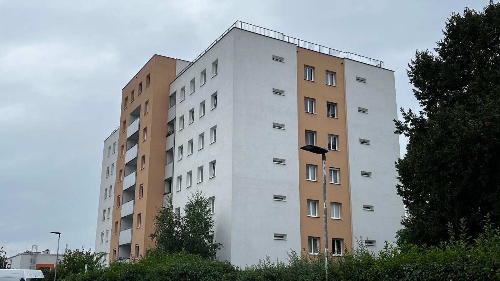 Tatort in Wr. Neustadt: 19-Jährige soll mit Küchenmesser auf Mutter eingestochen haben, im Bild: die Wohnhausanlage