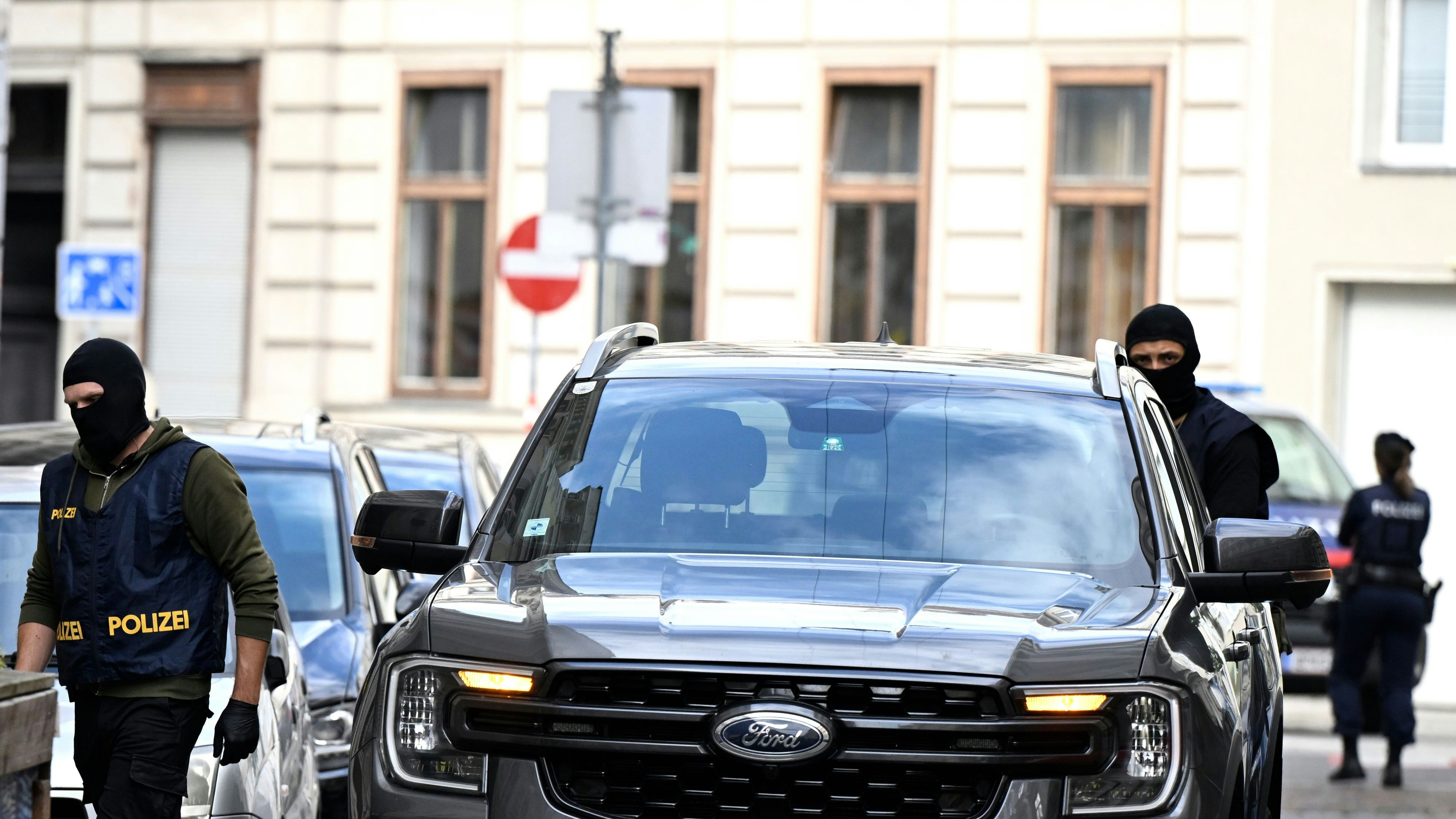 Heute.at - Granaten, Pistolen, Stichwaffen bei NS-Razzia gefunden