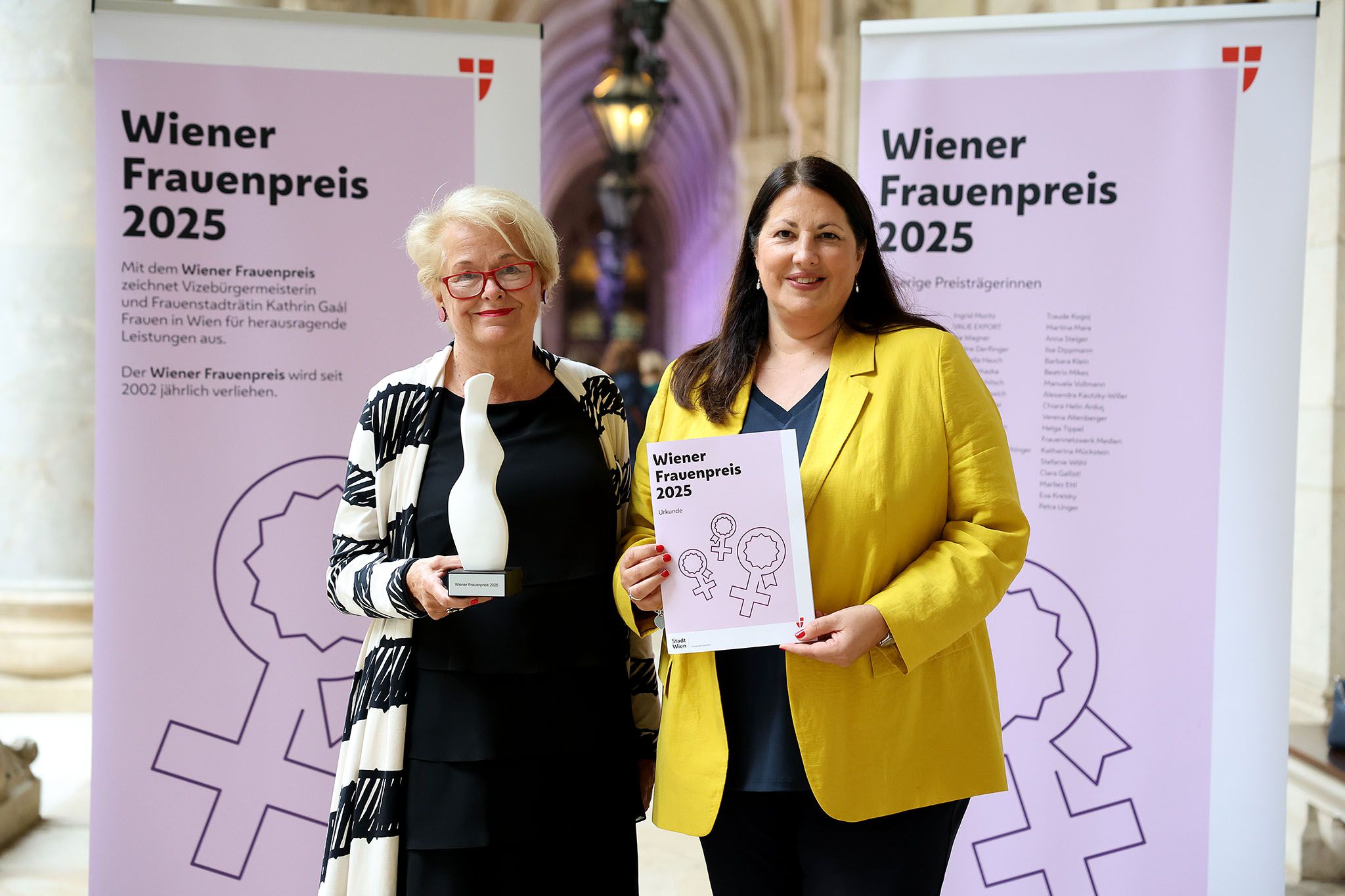 Frauen-Stadträtin Kathrin Gaál (r.) mit der Gewinnerin Monika Salzer, Gründerin der Plattform 