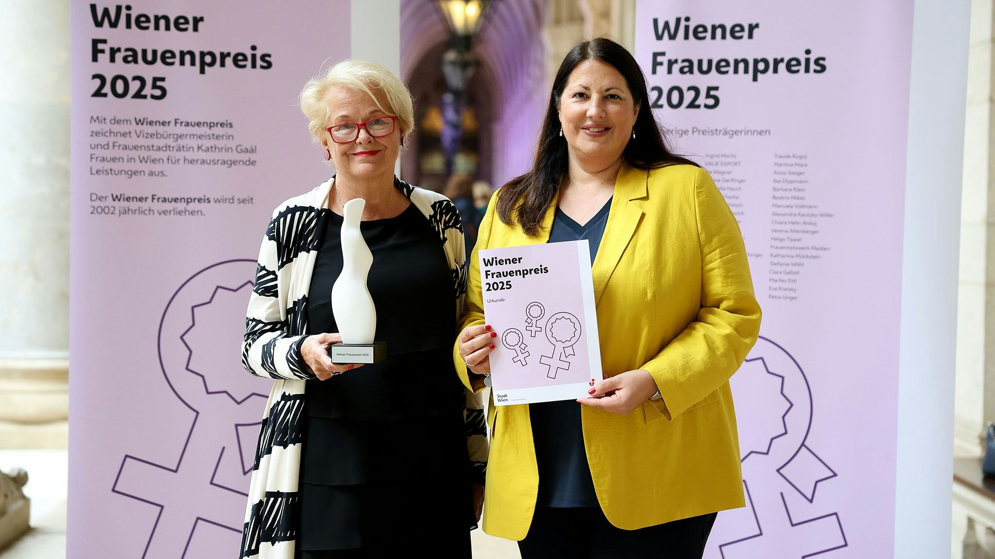 Verleihung des Frauenpreis 2025 durch Frauenstadträtin Kathrin Gaál. 