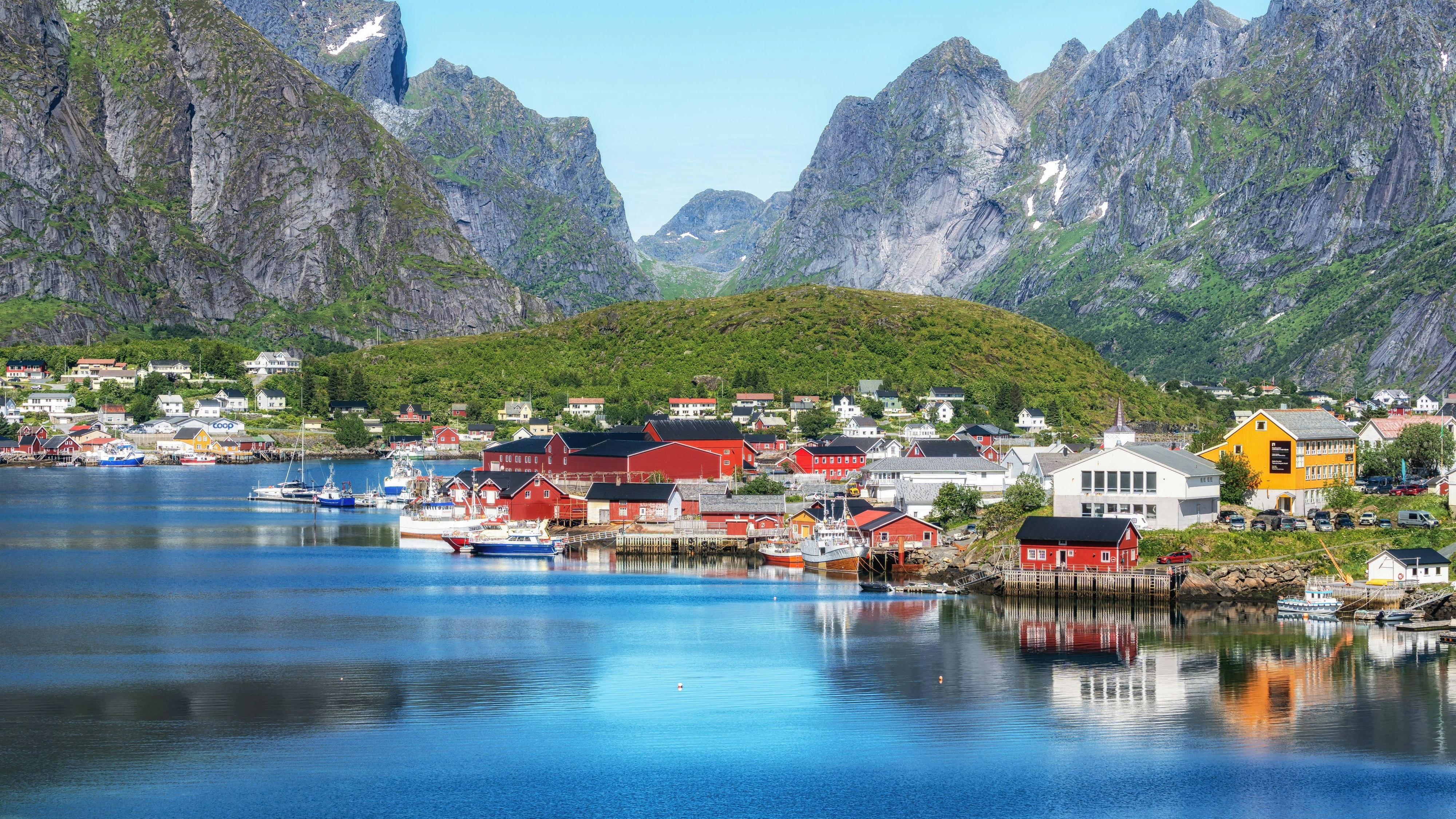 Das Fischerdorf Reine auf den Lofoten mit Blick auf den Arktischen Ozean.