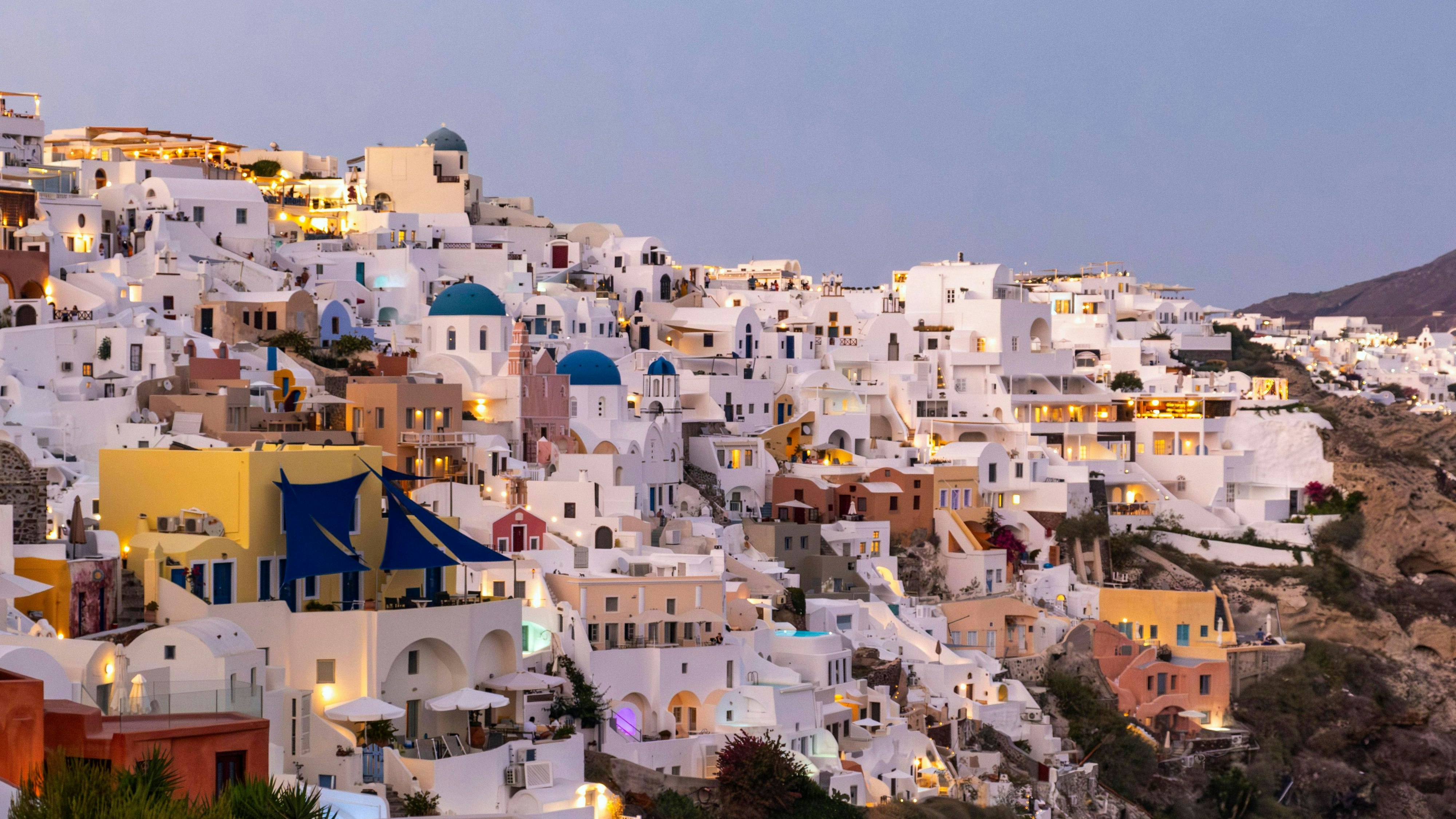 Diese blaue Kuppel gehört zur Kirche des Heiligen Georg.