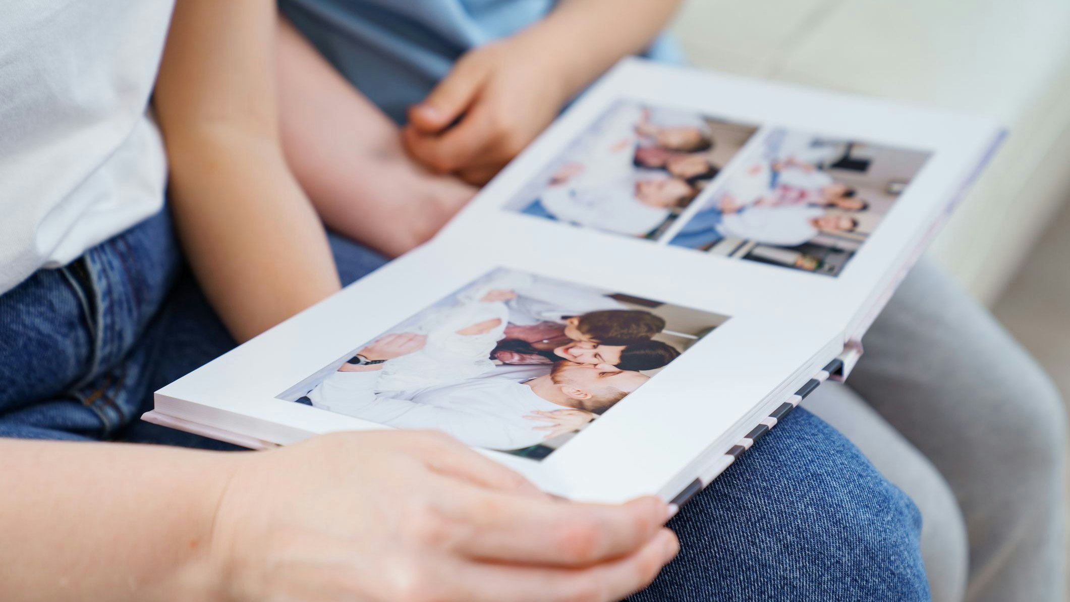 Sind eine wunderschöne Erinnerung, können aber ordentlich ins Geld gehen: Fotobücher.