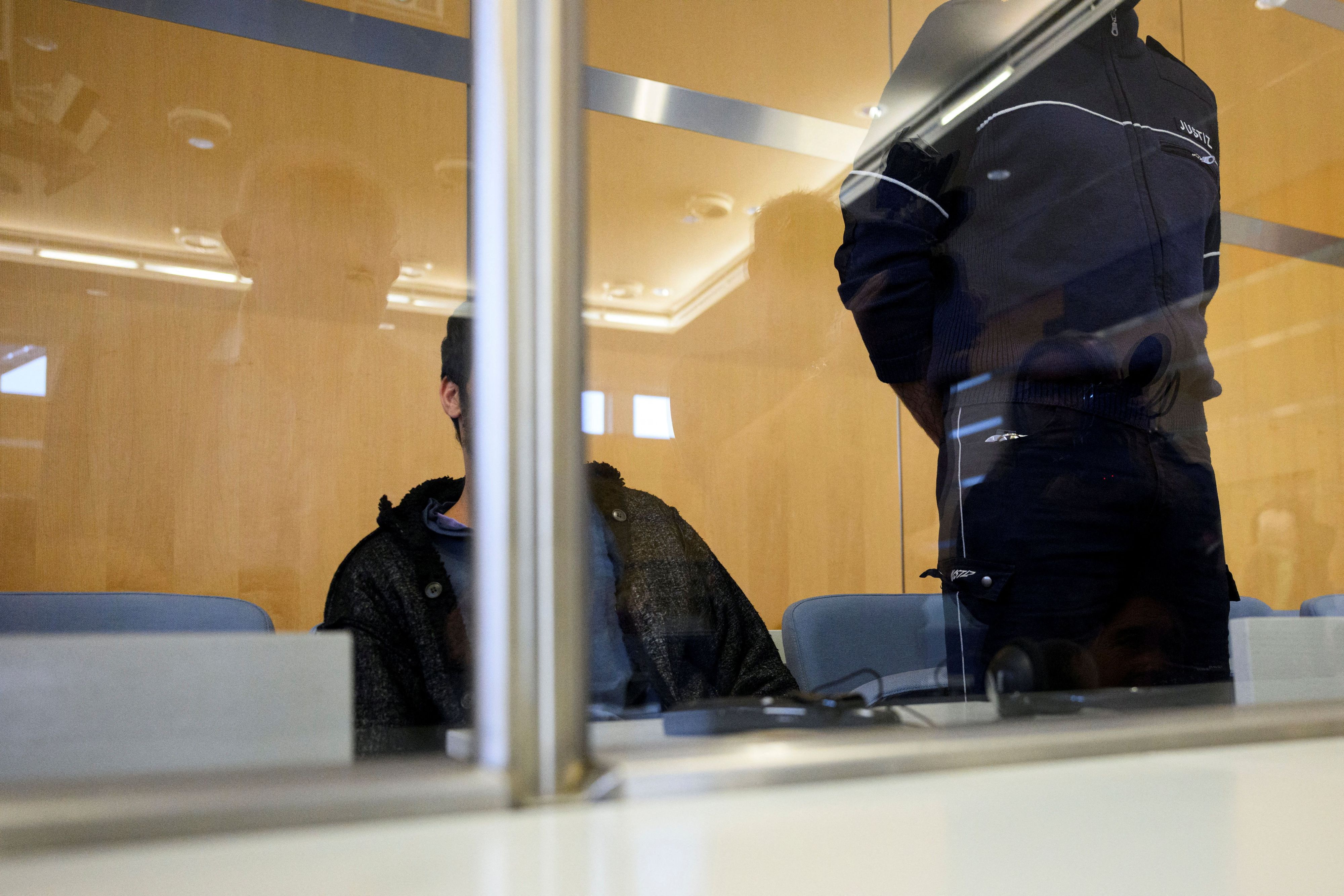 Gut ein Jahr nach dem Messerangriff von Solingen wurde der Täter zu lebenslanger Haft und Sicherungsverwahrung verurteilt.