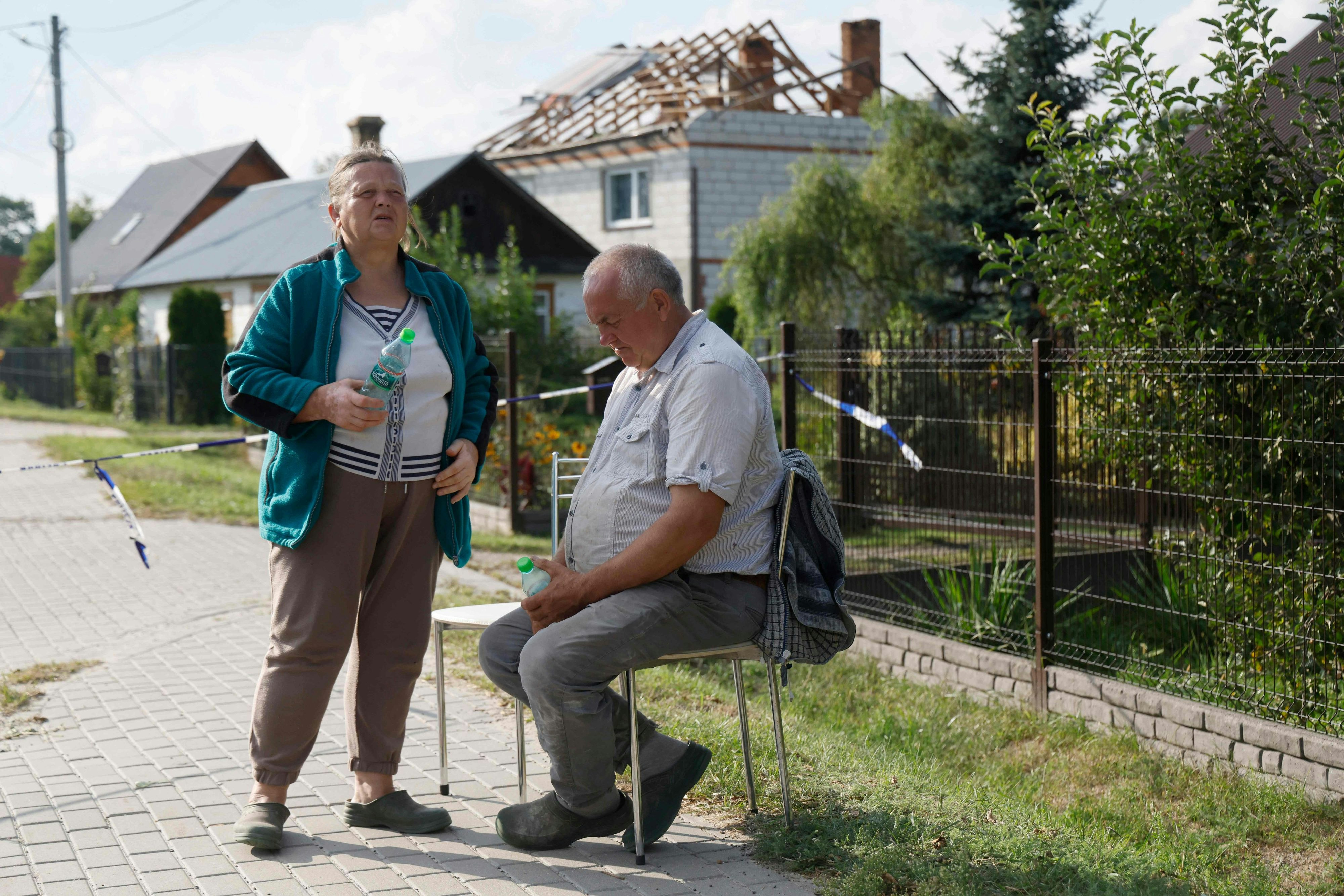 Alicja Wesolowska und ihr Ehemann Tomasz Wesolowski vor ihrem kaputten Wohnhaus in Wyryki-Wola