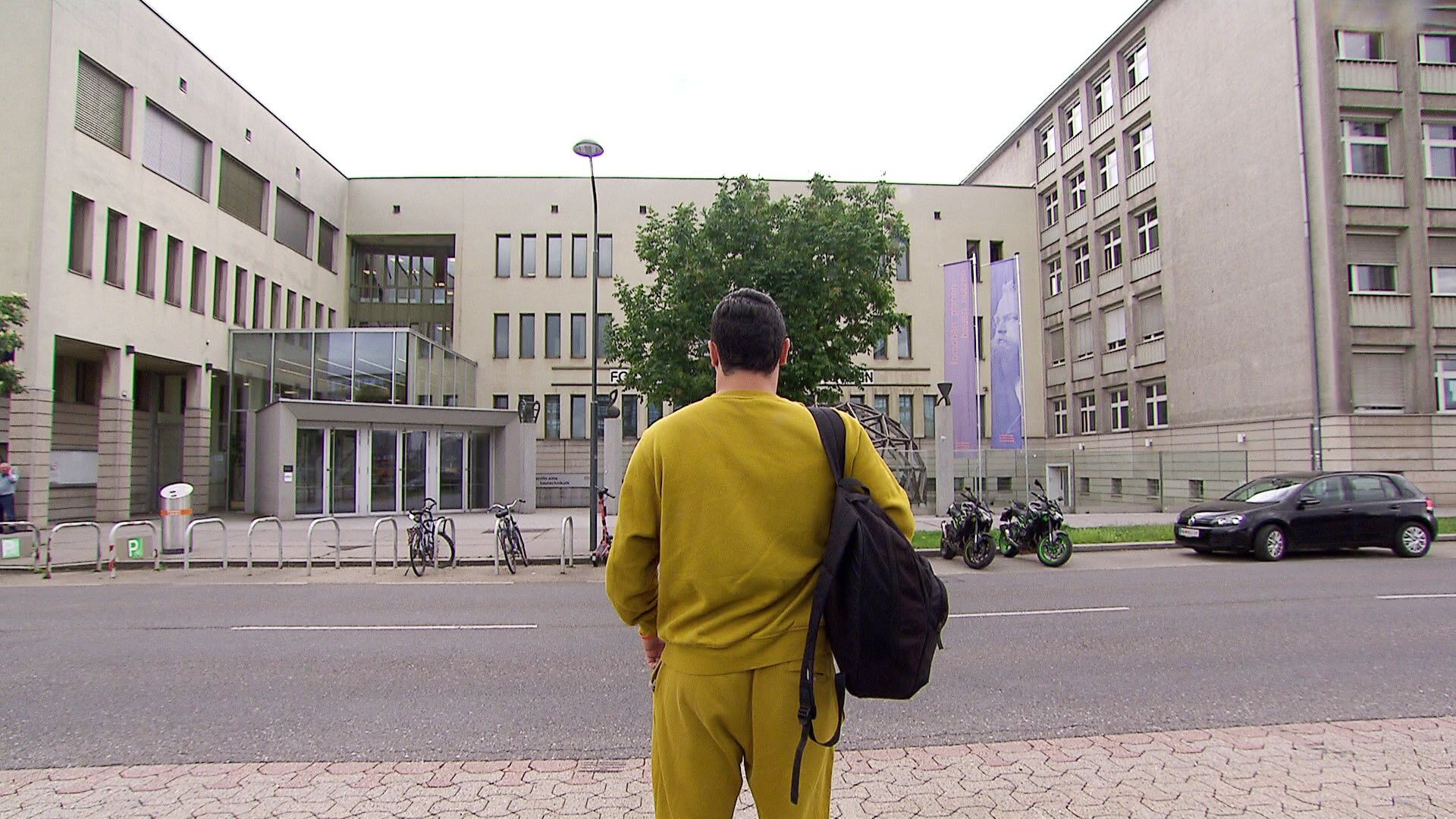 Ex-HTL-Schüler Dimitrie T. vor seiner Schule in Wien – hier eskalierte der Streit um Jogginghosen.