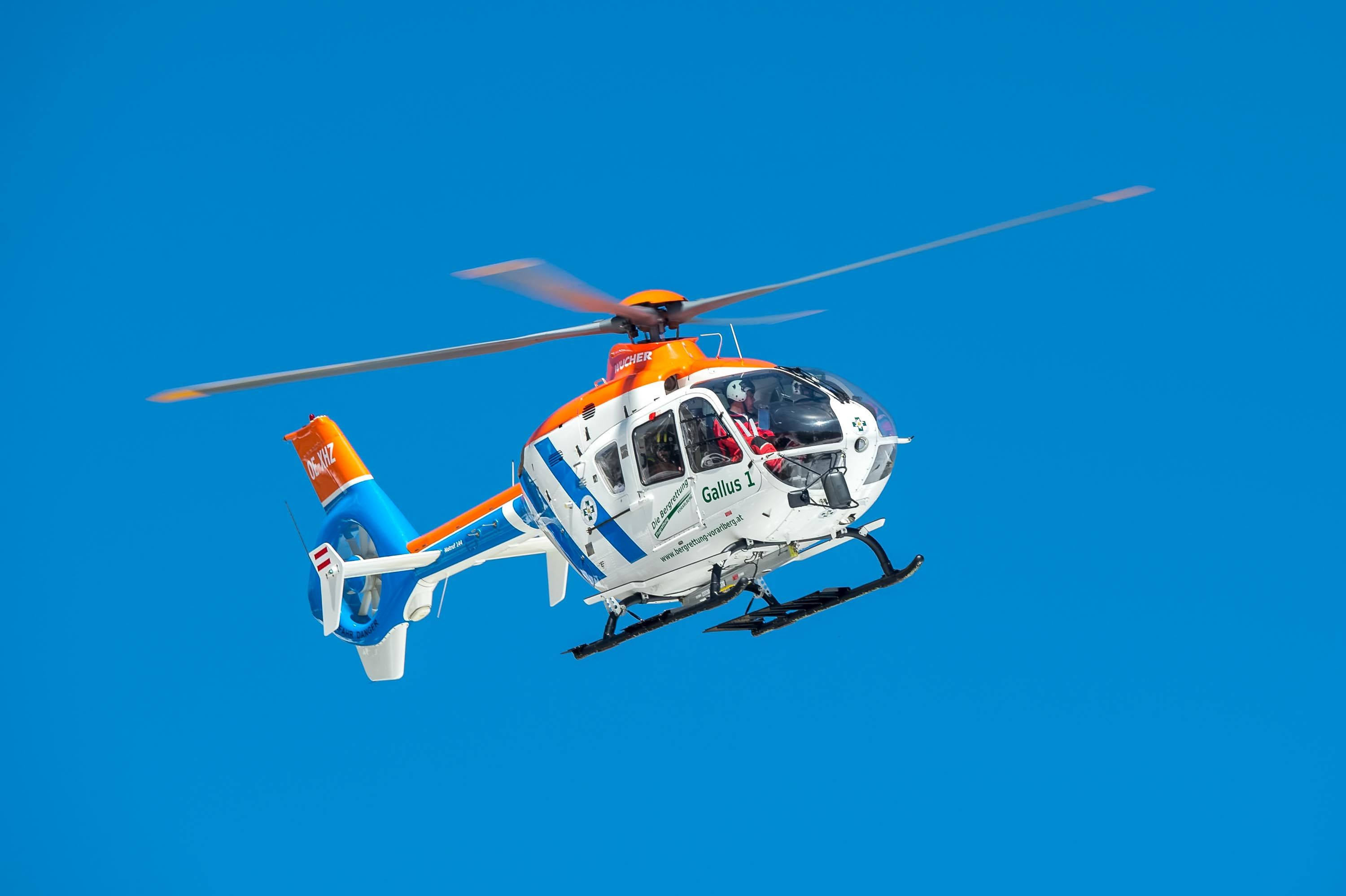 Der Lenker wurde mit schweren Verletzungen ins Spital geflogen.