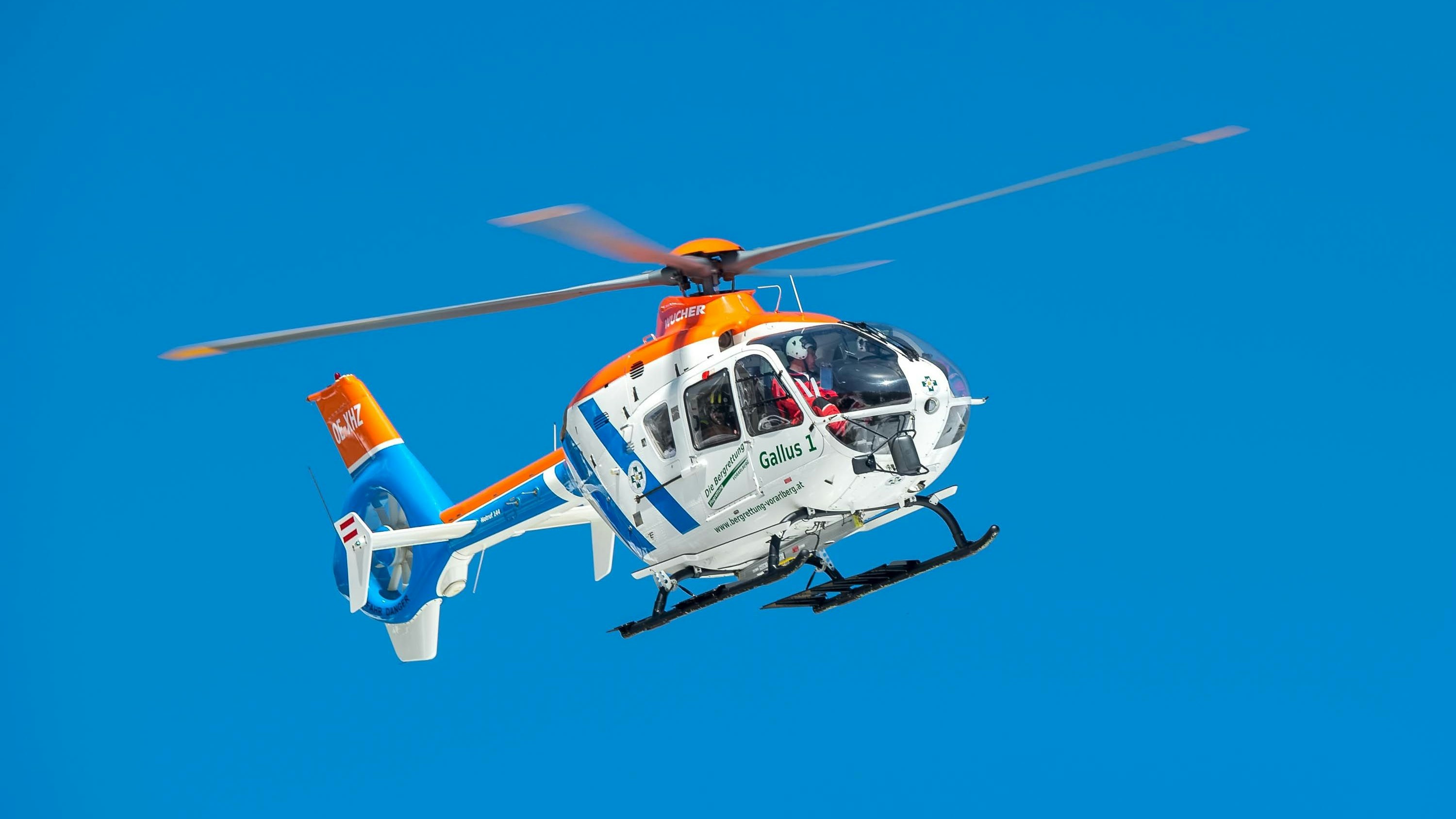 Heute.at - Lkw stürzt 30 Meter ab – Lenker schwer verletzt